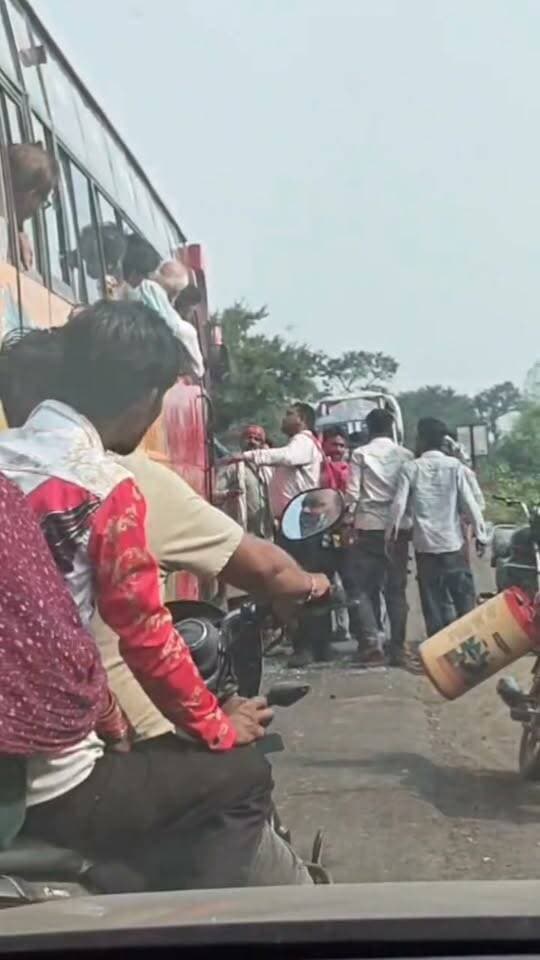 हरदा से भोपाल जा रही बस पर 20-25 लोगों का हमला, चालक-परिचालक से मारपीट,वीडियो वायरल