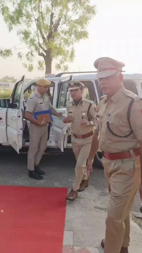 बाड़मेर पुलिस लाइन में एसपी चुनाराम जाट सहित पुलिस के अधिकारियों व जवानों ने शहीदों को दी श्रध्दांजलि।
Balotra Police Rajasthan Police Barmer Police