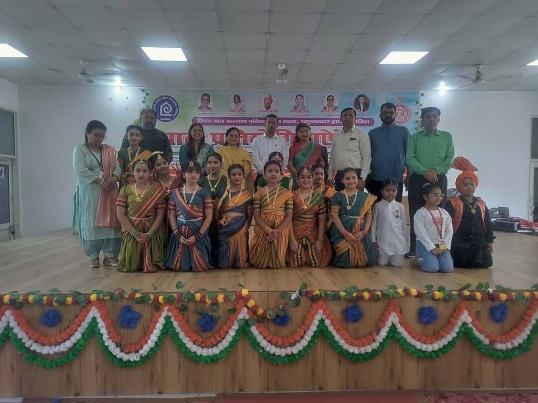 पांचवीं कक्षा तक के छात्रों ने बाल भवन में मचाई धूम
नगराधीश यमुनानगर ने दीप प्रज्वलित करके किया प्रतियोगिताओं का शुभारंभ
यमुनानगर, 21 अक्तूबर- बाल भवन के प्रांगण में कक्षा ओहली से पांचवी के मध्य प्रतियोगिताओं का आयोजन हुआ। नगराधीश पीयूष गुप्ता ने दीप प्रज्वलित करके इस आयोजन का शुभारंभ किया। इस मौके पर मीनाक्षी अय्यर आजीवन सदस्य और सामाजिक कार्यकर्ता ने विशेष अतिथि के रूप में अपनी भूमिका निभाई और उन्होंने सभी प्रतिभागियों को हिस्सा लेने के लिए प्रमाण पत्र देने का आग्रह किया और इस कार्य को वह स्पॉन्सरशिप करेंगी।
प्रतियोगिता में क्ले मॉडलिंग, कार्ड मेकिंग, हस्तलेखन हिंदी, हैंडराइटिंग इंग्लिश, सोलो डांस, ग्रुप डांस, बेस्ट ड्रामेबाज, फैंसी ड्रेस की प्रतियोगिताएं करवाई गई। इन प्रतियोगिता में लगभग 300 बच्चों ने हिस्सा लिया और उनके साथ लगभग 70 अध्यापक उनके अभिभावक मौजूद रहे। कार्ड मेकिंग की प्रतियोगिता में प्रथम स्थान पर न्यू हैप्पी सीनियर सेकेंडरी स्कूल लक्ष्मी गार्डन यमुनानगर के शिवांश बक्शी, दूसरा स्थान सरस्वती विद्या मंदिर जगाधरी के सृष्टि, तीसरे स्थान पर विनायक और सांत्वना पुरस्कार डीएवी पब्लिक स्कूल अवनी को दिया गया। क्ले मॉडलिंग की प्रतियोगिता में प्रथम स्थान सरस्वती सीनियर सेकेंडरी स्कूल सरस्वती शुगर मिल से अक्षरा, द्वितीय स्थान अनन्या, तृतीय स्थान न्यू हैप्पी सीनियर सेकेंडरी स्कूल से दिव्यांशी और सांत्वना पुरस्कार संत निश्चल सिंह पब्लिक स्कूल के सहजरूप सिंह को गया।
हस्त लेखन हिंदी में प्रथम स्थान सरस्वती सीनियर सेकेंडरी स्कूल यमुनानगर के तृप्ति पांडे और अंशिका तथा तृतीय स्थान स्वामी विवेकानंद पब्लिक स्कूल के अरसी और सांत्वना पुरस्कार मुकंद लाल पब्लिक स्कूल मॉडल टाउन के आरवी धीमान को गया। हैंडराइटिंग इंग्लिश में प्रथम स्थान संत निशचल सिंह पब्लिक स्कूल के अन्यया ओबरॉय द्वितीय स्थान डी ए वी पब्लिक स्कूल के सिद्धार्थ तृतीय स्थान संत निश्चल सिंह पब्लिक स्कूल के आध्या भाटिया और सांत्वना पुरस्कार सरस्वती सीनियर सेकेंडरी पब्लिक स्कूल शुगर मिल कॉलोनी के अंश कुमार को गया।
सोलो डांस स्वराज पब्लिक स्कूल रादौर के हेजल को प्रथम स्थान सीक्रेट हार्ट कॉन्वेंट सीनियर सेकेंडरी स्कूल जगाधरी के अमोहा को द्वितीय स्थान और सरस्वती विद्या मंदिर सीनियर सेकेंडरी स्कूल बुढिय़ा चौक जगाधरी के काव्य को तृतीय स्थान और सांत्वना पुरस्कार एस डी पब्लिक स्कूल मॉडल टाउन की तनिका और भगवान परशुराम पब्लिक स्कूल जगाधरी के शिवा को गए। फैंसी ड्रेस की प्रतियोगिता में प्रथम स्थान अवनी मुकंद पब्लिक स्कूल मॉडल टाउन यमुनानगर और द्वितीय स्थान सरस्वती विद्या मंदिर सीनियर सेकेंडरी स्कूल जगाधरी के अमित और तृतीय स्थान सरस्वती पब्लिक स्कूल बुढिय़ा चौक के सृष्टि भारद्वाज और सांत्वना पुरस्कार स्वराज पब्लिक स्कूल रादौर के केशव और सरस्वती विद्या मंदिर सीनियर सेकेंडरी स्कूल जगाधरी के जसलीन कौर को गया। अभी ग्रुप डांस और बेस्ट ड्रामेबाज की प्रतियोगिताएं अभी निरंतर चल रही हैं जिनके रिजल्ट अभी तक नहीं आए थे।आज इस मौके पर बच्चों को रिफ्रेशमेंट श्री सहज दुग्गल हर मैदान फतेह सामाजिक संस्था की ओर से करवाया गया।
इस मौके पर संजीव कुमार धीमान सेक्रेटरी रेड क्रॉस, आजीवन सदस्य विक्रम कपूर, राजन कपूर, कर्मवीर सिंह, कार्यक्रम अधिकारी संजीव ओझा, लेखाकार नवीन कुमार, लेखा क्लर्क अंकित कुमार, पांडे क्लर्क, संजीव बर्मन प्रोजेक्ट्स कोऑर्डिनेटर ममता धीमान सिल्की गुलबशा संदीप आदि मौजूद रहे। निर्णायक मंडल में प्रिंस रजनी किरण निशा अभिषेक नीरज आदि ने अपना बेहतर योगदान दिया। यह सभी निर्णायक मंडल के सदस्य शिक्षा विद हैं जो शिक्षा विभाग के साथ अपना कार्य कर रहे हैं। गोबिंद सिंह भाटिया समन्वयक के रूप में अपना कार्य कर रहे हैं। दीपक कुमार, प्रोबेशन ऑफिसर बालकुंज ने मंच संचालन का कार्य बखूबी किया और अगले सातों दिन करते रहेंगे।
#HVN24