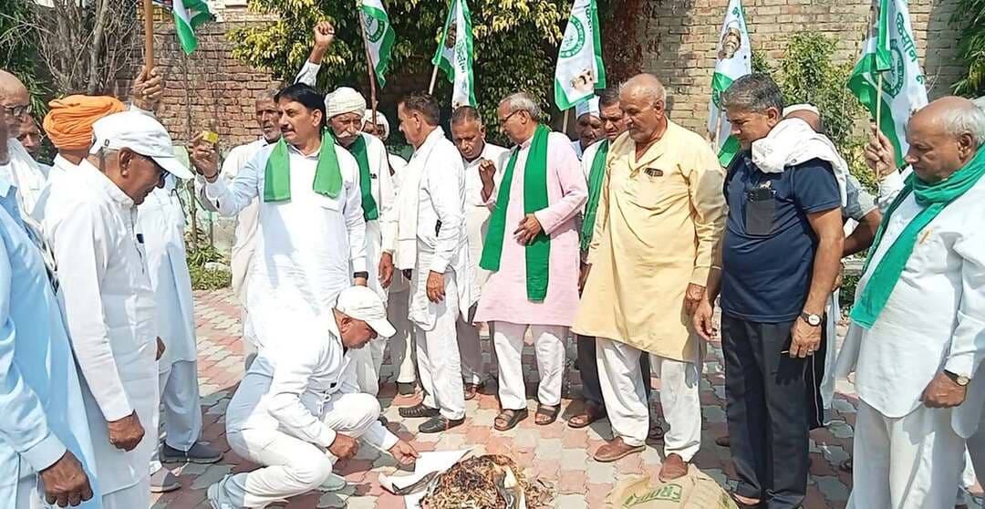 नहीं होंने देगें बिजली महकमें पर प्राईवेट कंपनियों का कब्जा: रतनमान
भाकियू ने बिजली निजीकरण के विरोध में गांव दादुपुर में किया किसान मजदूर महापंचायत का आयोजन, जमकर जताया विरोध
सरकारी नोटिफिकेशन की प्रतियों की जलाई होली
करनाल, 21 अक्तूबर(): भारतीय किसान यूनियन(भाकियू) के प्रदेश अध्यक्ष रतनमान ने भाजपा सरकार को निशाने नर लेते हुए कहा कि अगर बिजली क्षेत्र को निजी हाथों को सौपने वाले फैसले को तुरंत वापिस लेने की घोषणा नही की गई तो भाजपा को इसका खामयाजा भूगतने के लिए तैयार हो जाना चाहिए। उन्होंने कहा कि सरकार के इस फैसले को लेकर जनता में भारी रोष पनप रहा है। बुद्ववार को दादुपुर रोडान स्थित मराठा भवन में आयोजित की गई किसान मजदूर महापंचायत में बिजली के निजीकरण किए जाने के विरोध में भाजपा सरकार मुर्दाबाद के नारे लगा कर अपनी आवाज को बुलंद्व किया। इस मौके पर प्रदेश सरकार की और से जारी किए गए नोटिफिकेशन की प्रतियों की होली भी जलाई गई। महापंचायत का संचालन प्रदेश संगठन सचिव शाम सिंह मान ने किया। भाकियू के वरिष्ठ किसान नेता प्रेमचंद शाहपुर व कोर कमेटी के चेयरमैन यशपाल राणा विशेष तौर पर मौजूद थे। गांव खेड़ीनरू, घौघड़ी पुर, कतलाहेडी, शाहपुर, औगंद व दादुपुर के किसानों ने महापंचायत में शिकत की। रतनमान ने कहा कि बिजली महकमा किसान मजदूरों के पैसों से खड़ा किया गया है। इसलिए इस महकमें पर प्राईवेट कंपनियों का किसी भी कीमत पर कब्जा नही होंने दिया जाएगा। मान ने सरकारी दावे को झुठलाते हुए कहा कि सरकार दावा कर रही है कि बिजली महकमें को निजी हाथों में देने से उपभोक्ताओं को बड़ा फायदा होगा। यह एकदम सरकार जनता में केवल भ्रम पैदा कर रही है। किसान नेता रतनमान ने अपने संबोधन में ऐलान करते हुए कहा कि बिजली वितरण का प्राईवेट कंपनी को लाईसेंस देने व स्मार्ट मीटर योजना को लागू करने सहित किसानों के खिलाफ एग्री डिस्काम का गठन किए जाने का जोरदार विरोध किया जाएगा। उन्होंने सभी तरह के बिजली उपभोक्ताओं से आंदोलन में शामिल होंने का आह्वान भी किया। इस अवसर पर भाकियू के पूर्व प्रधान राम सिंह दादुपुर,किसान नेता नफे सिंह तावडे, हिसम सिंह, मेहर सिंह, बाबूराम, शेर सिंह कश्यप, ईशम सिंह, सुरत सिंह सहित काफी संख्या में किसान मजदूर मौजूद थे।
भाकियू दादुपूर कमेटी का किया गठन
गांव दादुपुर में भाकियू कमेटी का किया गठन किया गया। कमेटी में कर्मबीर सिंह, बाबूराम पहलवान, सतपाल, मोहर सिंह, ज्ञानचंद, बालीराम, सुभाष, जसबीर सिंह, जयप्रकाश को शामिल किया गया है। कमेटी में शामिल हुए बाबूराम पहलवान व कर्मबीर सिंह गांव की ओर से आंदोलन में बढचढ़ कर योगदान करने का विश्वाश भी दिलाया गया।
फोटों:- किसान पंचायत को संबोधित करते हुए किसान नेता रतनमान व सरकार के फरमान की प्रतियां जलाते हुए किसरन मजदूर।
#HVN24