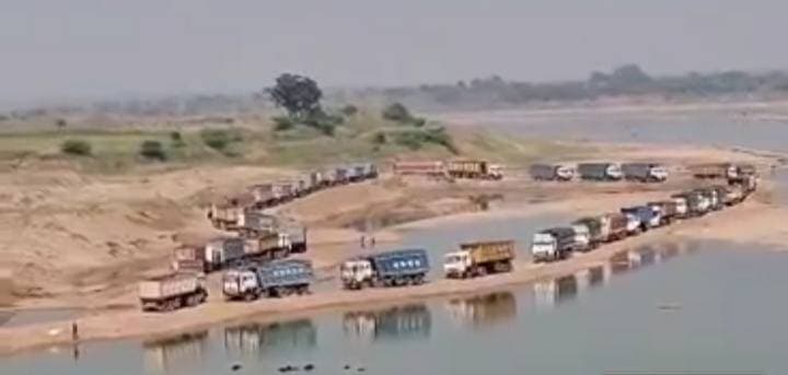 जालौन में बेतवा नदी पुल के नीचे अवैध खनन का आरोप, राजस्व को नुकसान पहुंचाने का दावा
जालौन। उत्तर प्रदेश के जालौन जिले में बेतवा नदी पुल के नीचे कथित अवैध खनन को लेकर सवाल उठाए जा रहे हैं। आरोप है कि पथरेटा खंड संख्या-01 में भारी-भरकम पोकलैंड मशीनों के जरिए निजी भूमि पर बड़े पैमाने पर खनन गतिविधियां संचालित की जा रही हैं।
आरोपों के मुताबिक, स्थानीय स्तर पर दिन-रात खनन किए जाने की बात कही जा रही है। इससे सरकारी राजस्व को नुकसान पहुंचने का दावा भी किया जा रहा है। हालांकि, इन आरोपों की अभी आधिकारिक पुष्टि और प्रशासनिक कार्रवाई की जानकारी सामने आना बाकी है।
अब निगाहें संबंधित विभाग और जिला प्रशासन पर टिकी हैं कि मामले की जांच कराई जाती है या नहीं। यदि आरोप सही पाए जाते हैं, तो नियमानुसार कार्रवाई और राजस्व के नुकसान का आकलन महत्वपूर्ण होगा।
अब देखना होगा कि संबंधित विभाग इन आरोपों पर क्या संज्ञान लेते हैं और जांच के बाद क्या कार्रवाई की जाती है।
नोट: यह खबर उपलब्ध कराई गई जानकारी और लगाए गए आरोपों पर आधारित है। आरोपों की स्वतंत्र या आधिकारिक पुष्टि उपलब्ध नहीं है।
Hamirpur Times News | जनहित की खबर, आपकी आवाज़
#JalaunNews #IllegalMining #BetwaRiver #UPNews #BreakingNews #HamirpurTimesNews