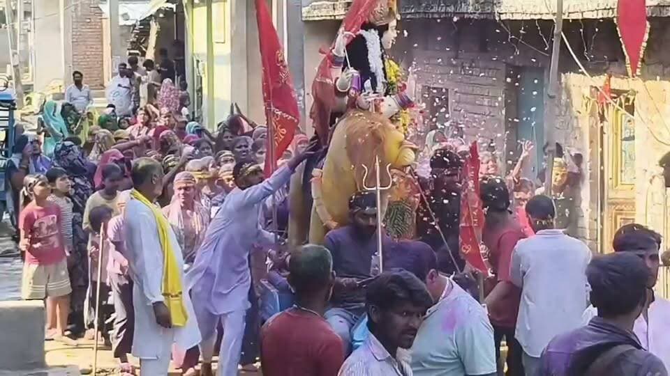 हमीरपुर: कलौलीतीर में दिखी हिंदू-मुस्लिम एकता की मिसाल,
देवी विसर्जन में मुस्लिम परिवार ने फूल-मालाओं से किया भक्तों का स्वागत,
श्रद्धालुओं को मिठाई खिलाकर उड़ाया गुलाल, प्रेम और भाईचारे का दिया संदेश,
पूर्व प्रधान नसीर अहमद ने बेटों और परिजनों के साथ विसर्जन में लिया हिस्सा,
कलौलीतीर में देखने को मिली गंगा-जमुनी तहजीब की खूबसूरत तस्वीर,