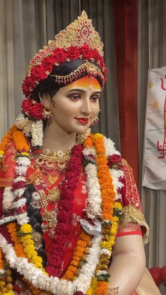 🇮🇳 अद्भुत कला को शत-शत नमन! कलाकार की प्रतिभा को सलाम 🙏❤️
जिस कलाकार ने अपनी अद्भुत कला और मेहनत से ऐसी शानदार मूर्ति बनाई कि उसकी चर्चा पूरे भारत में हो रही है, ऐसे प्रतिभाशाली कलाकार को दिल से नमन। 🙏🌹
कला सिर्फ हाथों का हुनर नहीं, बल्कि दिल की भावना और साधना का प्रतीक है। ऐसे कलाकार देश का गौरव हैं। 🇮🇳👏
#कलाकार_को_नमन #अद्भुत_कला #भारतीय_कला #देश_का_गौरव #ViralReels #Artist #ProudIndian #TrendingNow