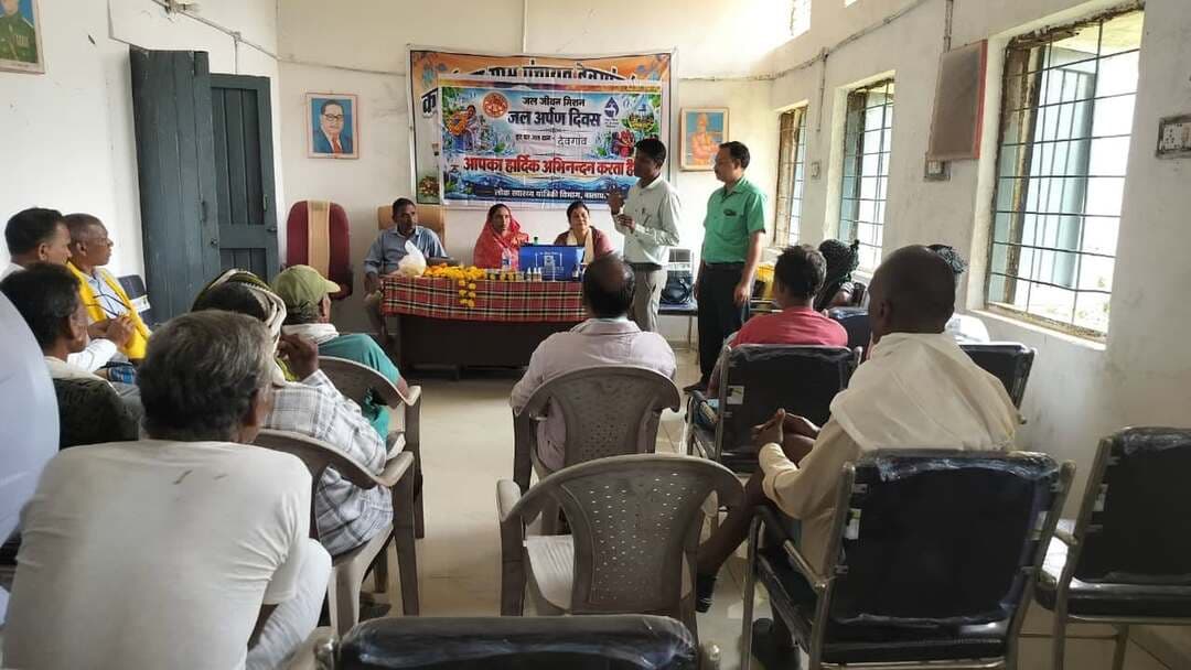 #बालाघाट
बिरसा के तीन गांवों में मनाया गया जल अर्पण दिवस
नल-जल योजनाएं ग्राम पंचायत एवं ग्रामीणों को सौंपी गईं, जल संरक्षण का लिया संकल्प
लोक स्वास्थ्य यांत्रिकी विभाग द्वारा 21 अक्टूबर को विकासखंड बिरसा के ग्राम देवगांव म, मालुमझोला एवं बंदनिया में जल अर्पण दिवस मनाया गया। इस अवसर पर नल-जल योजनाओं को औपचारिक रूप से ग्राम पंचायत एवं स्थानीय समुदाय को हस्तांतरित किया गया। कार्यक्रम में ग्रामीणों, स्कूली बच्चों, जनप्रतिनिधियों एवं विभागीय अधिकारियों ने सहभागिता कर जल संरक्षण और पेयजल स्रोतों की स्वच्छता का संदेश दिया।
कार्यक्रम के दौरान ग्रामीणों एवं स्कूली बच्चों ने जल संरक्षण के नारों के साथ प्रभात फेरी निकाली। इसके माध्यम से लोगों को पानी बचाने और जल के महत्व के प्रति जागरूक किया गया। ग्रामीणों ने जल स्रोतों की पूजा-अर्चना कर जल वंदना की तथा नल-जल संरचनाओं का जल श्रृंगार किया। इस दौरान उपस्थित जनसमुदाय ने जल स्रोतों को स्वच्छ रखने, पानी का अपव्यय रोकने और प्रत्येक बूंद को सहेजने का सामूहिक संकल्प लिया।
कार्यक्रम की मुख्य अतिथि ग्राम सरपंच श्रीमती चंद्रकला केराम ने कहा कि शुद्ध पेयजल प्रत्येक नागरिक के लिए आवश्यक है। नल-जल योजना से ग्रामीणों के जीवन स्तर में सुधार आएगा और घरों तक पेयजल की उपलब्धता सुनिश्चित करने में मदद मिलेगी। उन्होंने ग्रामीणों से योजनाओं को अपनी संपत्ति मानकर उनकी देखरेख करने तथा नियमित संचालन एवं रखरखाव में सहयोग करने की अपील की।
लोक स्वास्थ्य यांत्रिकी विभाग की ओर से ब्लॉक समन्वयक श्री फनीश रंगारे, पीएमयू समन्वयक श्री शीतल मिश्रा एवं श्री हरीश झा उपस्थित रहे। विभागीय टीम ने ग्रामीणों को नल-जल योजनाओं के तकनीकी पहलुओं तथा उनके सुचारु संचालन और रखरखाव की जानकारी दी। कार्यक्रम में ग्राम पंचायत सचिव श्री चिमन मेरावी, पंचगण, शासकीय माध्यमिक शाला के प्रधानाध्यापक श्री ठाकरे, आशा एवं आंगनवाड़ी कार्यकर्ता, पंप ऑपरेटर तथा ग्रामीणजन मौजूद रहे।
नल-जल योजनाओं का ग्राम पंचायत एवं समुदाय को हस्तांतरण होने पर ग्रामीणों ने प्रसन्नता व्यक्त की तथा लोक स्वास्थ्य यांत्रिकी विभाग के प्रति आभार जताया। कार्यक्रम के माध्यम से ग्रामीणों को पेयजल व्यवस्था के प्रति अपनी जिम्मेदारी निभाने और जल संरक्षण को जनभागीदारी से जनआंदोलन बनाने का संदेश दिया गया।
#जल_अर्पण_दिवस
#CMMadhyaPradesh #JansamparkMP #minphemp