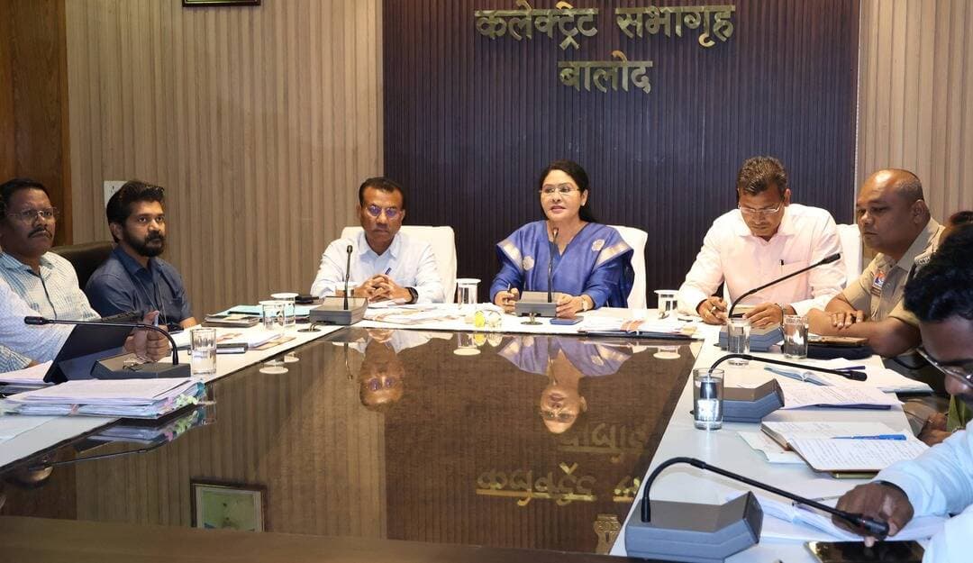 कलेक्टर श्रीमती दिव्या उमेश मिश्रा ने आज समय-सीमा की बैठक ली। उन्होंने जिले की प्रमुख उपलब्धियों, शासकीय योजनाओं के क्रियान्वयन, विकास कार्यों की प्रगति पर विस्तृत चर्चा की।
बैठक में उप मुख्यमंत्री एवं जिले के प्रभारी मंत्री श्री विजय शर्मा के प्रस्तावित दो दिवसीय बालोद प्रवास की तैयारियों को लेकर समीक्षा भी की गई।
#BalodDistrict #chhattisgarh
#development