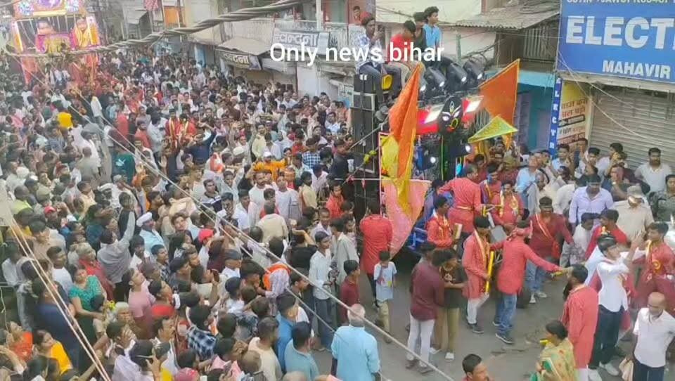 लखीसराय। पचना रोड चौक पर दिखा आस्था और परंपरा का अद्भुत संगम फुल गुलाल के बीच बड़ी और छोटी दुर्गा का भावुक मिलन।