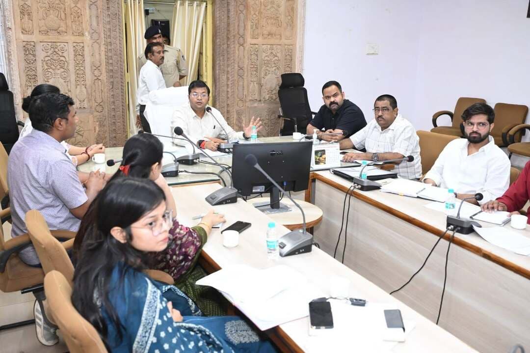 🚨कलेक्टर ने ली सहकारी बैंक की समीक्षा बैठक, वसूली में तेजी लाने के निर्देश🚨
शिवपुरी- कलेक्टर एवं जिला मजिस्ट्रेट अर्पित वर्मा ने मंगलवार को कलेक्ट्रेट सभाकक्ष में जिला सहकारी केंद्रीय बैंक की समीक्षा बैठक ली। बैठक में बकाया राशि वसूली को लेकर अधिकारियों और शाखा प्रबंधकों को कड़े निर्देश दिए।
कलेक्टर ने कहा कि जिले की सभी शाखाओं में बड़े बकायेदारों को चिन्हित कर तुरंत नोटिस जारी किए जाएं और शत-प्रतिशत वसूली सुनिश्चित की जाए। समय पर राशि जमा न करने पर संपत्ति कुर्की की कार्रवाई की जाएगी। इसके लिए सभी शाखा प्रबंधकों को कुर्की आदेश जारी कराने और तहसीलदारों को सहयोग करने के निर्देश दिए गए।
उन्होंने चेतावनी दी कि नोटिस के बाद भी राशि जमा न करने पर बकायेदारों के शस्त्र लाइसेंस निरस्त किए जाएंगे। साथ ही बैंकों में पूर्ण पारदर्शिता रखने और वित्तीय अनियमितताओं पर जीरो टॉलरेंस की नीति अपनाने को कहा। उन्होंने कहा कि बैंकों में किसानों और आम नागरिकों की पूंजी जमा है, जिसकी सुरक्षा सर्वोच्च प्राथमिकता है।