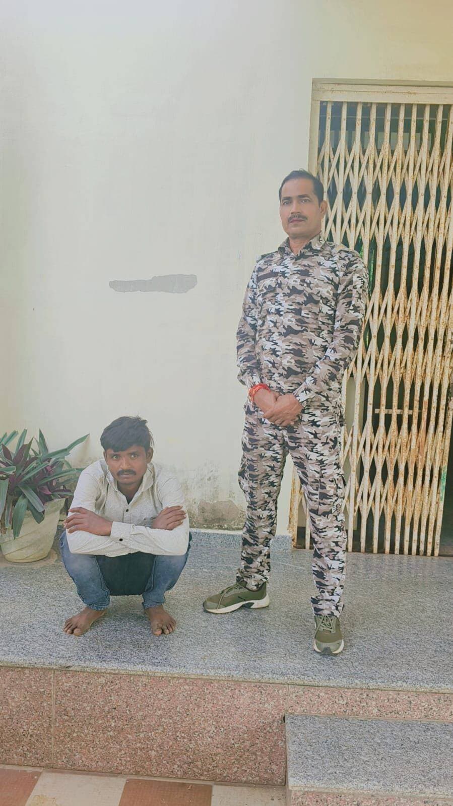 शिवपुरी- थाना भौती चौकी खोड पुलिस द्वारा वारंट तमीली कार्यवाही करते हुये आरसीटी क्रमांक 214/2020 में फरार चल रहे स्थाई वारंटी मुलायम जाटव को गिरफ्तार कर न्यायालय पेश किया।