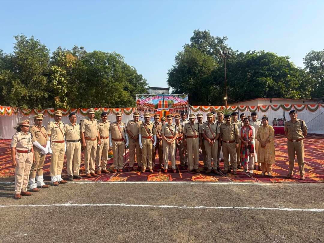 🚨शिवपुरी पुलिस ने मनाया पुलिस स्मृति दिवस, शहीदों को दी श्रद्धांजलि🚨
शिवपुरी- पुलिस लाइन स्थित शहीद स्मारक पर मंगलवार को पुलिस स्मृति दिवस मनाया गया। पुलिस अधीक्षक ने शहीद स्मारक पर पुष्प अर्पित कर कर्तव्य के दौरान शहीद हुए 154 जवानों को श्रद्धांजलि दी और उनके नामों का वाचन कर सलामी दी।
पुलिस अधीक्षक ने बताया कि 21 अक्टूबर 1959 को लद्दाख के हॉट स्प्रिंग में सीआरपीएफ के 21 जवानों ने चीनी सेना के हमले का डटकर मुकाबला किया था, जिसमें 10 जवान शहीद हुए थे। उन्हीं की याद में प्रतिवर्ष पुलिस स्मृति दिवस मनाया जाता है।
कार्यक्रम में जिले के शहीद जवानों के परिजनों को आमंत्रित कर शॉल श्रीफल देकर सम्मानित किया गया। इस दौरान जिला प्रधान न्यायाधीश राजेन्द्र प्रसाद सोनी, विधायक देवेंद्र जैन, जिला पंचायत अध्यक्ष नेहा यादव, डीएफओ शुधांशु यादव, एएसपी आर.डी. प्रजापति, सीएसपी सचिन धुर्वे सहित सभी थाना प्रभारी और पुलिस अधिकारी कर्मचारी मौजूद रहे।