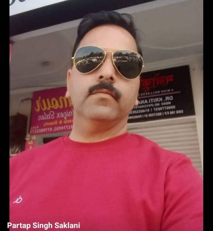 धर्मपुर में 50 से अधिक बागवानी क्लस्टर, फिर भी बाजार के लिए भटक रहे बागवान: प्रताप सकलानी
समौड़ पंचायत के प्रधान एवं एडवोकेट प्रताप सकलानी ने उठाई मांग, मौसमी और अमरूद की फसल के लिए उचित बाजार व लाभकारी दाम सुनिश्चित करे सरकार
धर्मपुर (मंडी)। धर्मपुर विधानसभा क्षेत्र में 50 से अधिक बागवानी क्लस्टर स्थापित होने के बावजूद किसानों और बागवानों के सामने अपनी उपज बेचने की चुनौती बनी हुई है। समौड़ पंचायत के प्रधान एवं एडवोकेट प्रताप सकलानी ने सरकार से मांग की है कि क्षेत्र में मौसमी और अमरूद के बगीचे लगाने वाले बागवानों के उत्पादों की बिक्री के लिए उचित बाजार और लाभकारी मूल्य सुनिश्चित किए जाएं।
प्रताप सकलानी ने कहा कि धर्मपुर क्षेत्र में बागवानी को बढ़ावा देने के लिए वर्तमान और पूर्व सरकारों के कार्यकाल में 50 से अधिक बागवानी क्लस्टर स्थापित किए गए हैं। क्षेत्र के किसानों और बागवानों ने भी उम्मीदों के साथ मौसमी और अमरूद सहित विभिन्न फलों के बगीचे तैयार किए हैं। लेकिन फसल तैयार होने के बाद उसे कहां और किस कीमत पर बेचा जाए, इसको लेकर बागवानों को परेशानियों का सामना करना पड़ रहा है।
उन्होंने कहा कि बागवान पूरे वर्ष अपने बगीचों की देखभाल करते हैं। सिंचाई, खाद, दवाइयों और अन्य कार्यों पर खर्च करने के साथ वे दिन-रात मेहनत करते हैं। इसके बावजूद यदि तैयार फसल बेचने के लिए उचित बाजार और खरीदार उपलब्ध नहीं होते, तो उन्हें अपनी मेहनत का अपेक्षित लाभ नहीं मिल पाता। इससे बागवानी को आय का मजबूत साधन बनाने की उम्मीदों को भी झटका लगता है।
क्लस्टर खोलना ही काफी नहीं, बिक्री की व्यवस्था भी जरूरी
प्रताप सकलानी ने कहा कि केवल बागवानी क्लस्टर स्थापित करना और किसानों को पौधे लगाने के लिए प्रोत्साहित करना पर्याप्त नहीं है। सरकार को उत्पादन के साथ-साथ उत्पादों की खरीद और बिक्री की व्यवस्था पर भी ध्यान देना चाहिए। इसके लिए व्यापारियों और कंपनियों से सीधा संपर्क, स्थानीय संग्रह केंद्र, परिवहन तथा भंडारण की सुविधाएं विकसित करना जरूरी है।
उन्होंने मांग की कि धर्मपुर क्षेत्र में मौसमी और अमरूद जैसे फलों की खरीद के लिए प्रभावी विपणन व्यवस्था बनाई जाए, ताकि बागवानों को अपनी उपज बेचने के लिए इधर-उधर न भटकना पड़े। साथ ही बाजार की मांग और फलों की गुणवत्ता के अनुरूप पारदर्शी मूल्य व्यवस्था सुनिश्चित की जाए।
सरकार बनाए ठोस विपणन नीति
एडवोकेट प्रताप सकलानी ने सरकार से आग्रह किया कि धर्मपुर के बागवानों की समस्याओं को गंभीरता से लेते हुए ऐसी ठोस नीति बनाई जाए, जिसमें उत्पादन से लेकर बिक्री तक की पूरी व्यवस्था शामिल हो। किसान उत्पादक संगठनों (FPO), सहकारी समितियों और फल खरीदने वाले व्यापारियों के साथ समन्वय स्थापित कर बागवानों को सीधे बाजार से जोड़ने के प्रयास किए जाने चाहिए।
उन्होंने कहा कि बागवानी तभी किसानों के लिए लाभकारी साबित होगी, जब उन्हें अपनी फसल का उचित मूल्य और उसे बेचने का भरोसेमंद माध्यम मिलेगा। सरकार को बागवानी क्लस्टरों के उद्देश्य को सफल बनाने के लिए विपणन व्यवस्था पर विशेष ध्यान देना चाहिए, ताकि धर्मपुर के किसान और बागवान आर्थिक रूप से मजबूत बन सकें तथा क्षेत्र में बागवानी को बढ़ावा मिल सके।