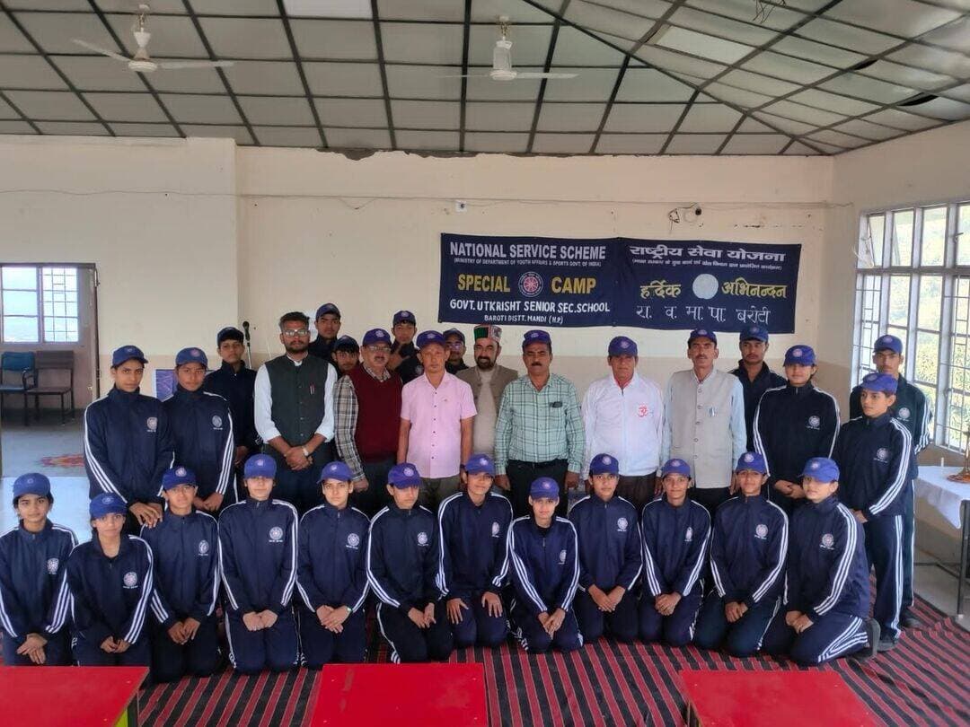 राजकीय उत्कृष्ट वरिष्ठ माध्यमिक विद्यालय बरोटी में सात दिवसीय एनएसएस शिविर का शुभारंभ
नशे के दुष्प्रभावों और समाज सेवा के महत्व से रूबरू हुए स्वयंसेवी, ‘बेटी बचाओ-बेटी पढ़ाओ’ अभियान के तहत भी होंगे जागरूकता कार्यक्रम
धर्मपुर (मंडी)। राजकीय उत्कृष्ट वरिष्ठ माध्यमिक विद्यालय बरोटी में बुधवार, 21 अक्टूबर 2026 को सात दिवसीय राष्ट्रीय सेवा योजना (एनएसएस) शिविर का शुभारंभ विद्यालय के प्रधानाचार्य रमेश कुमार पालसरा की अध्यक्षता में हुआ। कार्यक्रम में सेवानिवृत्त प्रधानाचार्य एवं इंस्पेक्शन मंडी के नेकराम शर्मा ने मुख्य अतिथि के रूप में शिरकत की। शिविर का उद्देश्य विद्यार्थियों में समाज सेवा की भावना विकसित करने, सामाजिक कुरीतियों के प्रति जागरूकता बढ़ाने तथा उन्हें जिम्मेदार नागरिक बनने के लिए प्रेरित करना है।
नशे के दुष्प्रभावों के प्रति किया जागरूक
शिविर के शुभारंभ अवसर पर मुख्य अतिथि ने स्वयंसेवियों को संबोधित करते हुए नशे के दुष्प्रभावों के बारे में विस्तार से जानकारी दी। उन्होंने कहा कि नशा व्यक्ति के शारीरिक और मानसिक स्वास्थ्य को प्रभावित करने के साथ-साथ परिवार और समाज पर भी नकारात्मक प्रभाव डालता है। युवाओं को नशे से दूर रहकर अपनी ऊर्जा का सकारात्मक कार्यों में उपयोग करना चाहिए। उन्होंने समाज सेवा के महत्व पर प्रकाश डालते हुए विद्यार्थियों को सामाजिक गतिविधियों में बढ़-चढ़कर भाग लेने के लिए प्रेरित किया।
एनएसएस शिविर विद्यार्थियों में विकसित करता है सेवा भाव
विद्यालय के प्रधानाचार्य रमेश कुमार पालसरा ने स्वयंसेवियों को राष्ट्रीय सेवा योजना के उद्देश्यों की जानकारी दी। उन्होंने बताया कि एनएसएस शिविर विद्यार्थियों को अनुशासन, सहयोग, नेतृत्व क्षमता और सामाजिक जिम्मेदारी का पाठ पढ़ाने का महत्वपूर्ण माध्यम है। इस तरह के शिविरों के माध्यम से विद्यार्थियों को समाज की समस्याओं को समझने और उनके समाधान में अपनी भूमिका निभाने का अवसर मिलता है।
उन्होंने स्वयंसेवियों से आह्वान किया कि वे शिविर के दौरान आयोजित होने वाली विभिन्न गतिविधियों में उत्साहपूर्वक भाग लें और समाज में सकारात्मक बदलाव लाने के लिए अपना योगदान दें।
25 स्वयंसेवी सात दिनों तक करेंगे विभिन्न गतिविधियां
राष्ट्रीय सेवा योजना अधिकारी राजेंद्र शर्मा ने बताया कि इस सात दिवसीय शिविर में कुल 25 स्वयंसेवी भाग ले रहे हैं। शिविर के दौरान सामाजिक जागरूकता से जुड़े विभिन्न कार्यक्रम आयोजित किए जाएंगे। इनमें ‘बेटी बचाओ-बेटी पढ़ाओ’ अभियान के तहत जागरूकता रैली तथा नशे के दुष्प्रभावों के प्रति लोगों को जागरूक करने के कार्यक्रम प्रमुख रूप से शामिल रहेंगे।
उन्होंने कहा कि इन गतिविधियों का उद्देश्य विद्यार्थियों को सामाजिक मुद्दों के प्रति संवेदनशील बनाना और उन्हें समाज में जागरूकता फैलाने के लिए तैयार करना है। स्वयंसेवी विभिन्न कार्यक्रमों के माध्यम से लोगों को बेटियों के महत्व, शिक्षा की आवश्यकता और नशामुक्त समाज के निर्माण का संदेश देंगे।
स्टाफ सदस्यों ने बढ़ाया स्वयंसेवियों का उत्साह
शिविर के शुभारंभ अवसर पर विद्यालय के समस्त स्टाफ सदस्य उपस्थित रहे। उन्होंने स्वयंसेवियों का उत्साहवर्धन करते हुए शिविर की गतिविधियों में सक्रिय भागीदारी निभाने के लिए प्रेरित किया।
सात दिवसीय एनएसएस शिविर के माध्यम से विद्यालय के स्वयंसेवी न केवल सामाजिक समस्याओं के प्रति जागरूक होंगे, बल्कि सेवा, सहयोग और सामूहिक जिम्मेदारी जैसे मूल्यों को अपने जीवन में अपनाने का भी प्रयास करेंगे।
<nis:link nis:type=tag nis:id=devbhoomilivehp nis:value=devbhoomilivehp nis:enabled=true nis:link/> <nis:link nis:type=tag nis:id=everyonehighlightsfollowers nis:value=everyonehighlightsfollowers nis:enabled=true nis:link/> <nis:link nis:type=tag nis:id=nonfollowersviewersfollowers nis:value=nonfollowersviewersfollowers nis:enabled=true nis:link/> <nis:link nis:type=tag nis:id=highlight2026 nis:value=highlight2026 nis:enabled=true nis:link/> <nis:link nis:type=tag nis:id=reelschallenge nis:value=reelschallenge nis:enabled=true nis:link/>