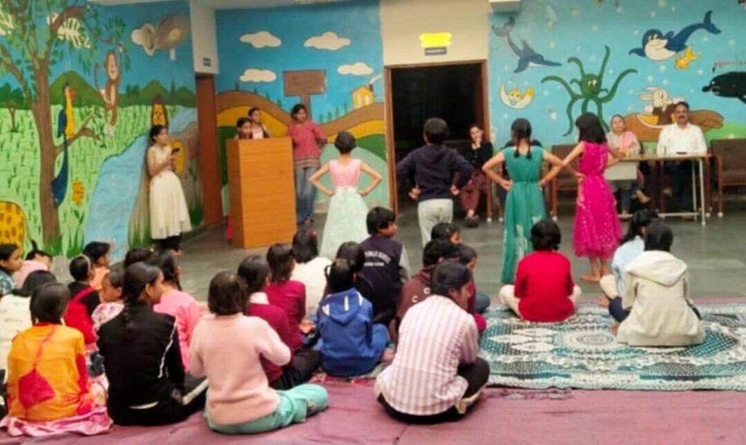 *बालिका आश्रम सुंदरनगर में मनाया दशहरा उत्सव, बुराई पर अच्छाई की जीत का दिया संदेश*
बालिका आश्रम सुंदरनगर में दशहरा उत्सव हर्षोल्लास के साथ मनाया गया। कार्यक्रम में बाल विकास परियोजना अधिकारी (सीडीपीओ) सुंदरनगर पूनम चौहान ने मुख्य अतिथि के रूप में शिरकत की। इस अवसर पर उन्होंने बालिकाओं को दशहरा पर्व के धार्मिक, सांस्कृतिक और सामाजिक महत्व के बारे में जानकारी दी।
पूनम चौहान ने अपने संबोधन में कहा कि दशहरा भारतीय संस्कृति का एक महत्वपूर्ण त्योहार है, जो बुराई पर अच्छाई की जीत का प्रतीक है। यह पर्व हमें सिखाता है कि जीवन में सत्य, धर्म और न्याय के मार्ग पर चलते हुए बुराइयों का सामना करना चाहिए। उन्होंने कहा कि रावण के दस सिर काम, क्रोध, लोभ, मोह, मद, मत्सर, अहंकार, आलस्य, हिंसा और चोरी जैसी बुराइयों का प्रतीक माने जाते हैं। इन बुराइयों का त्याग करके ही व्यक्ति अपने जीवन में अच्छे संस्कारों को अपनाकर आगे बढ़ सकता है।
उन्होंने कहा कि दशहरा भगवान श्रीराम की विजय और उनके आदर्शों की याद दिलाता है। भगवान श्रीराम ने रावण का वध कर धर्म और न्याय की स्थापना की थी। इस पर्व से हमें सीख मिलती है कि बुराई कितनी भी शक्तिशाली क्यों न हो, अंत में जीत अच्छाई की ही होती है।
उन्होंने बालिकाओं को जीवन में सदाचार, नैतिक मूल्यों, एकता, भाईचारे और सकारात्मक सोच को अपनाने के लिए प्रेरित किया। उन्होंने कहा कि ऐसे त्योहार बच्चों में भारतीय संस्कृति के प्रति सम्मान बढ़ाने के साथ-साथ अच्छे संस्कार विकसित करने में भी महत्वपूर्ण भूमिका निभाते हैं।
कार्यक्रम के दौरान दशहरा पर्व की परंपराओं और आदर्शों को याद करते हुए बालिकाओं को सत्य, सदाचार और अच्छाई के मार्ग पर चलने का संदेश दिया गया।