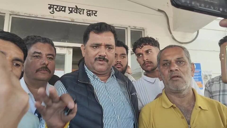 LIVE: हरिपुर टोहाना में बस ड्राइवर से मार*पीट के मा*#मले में भड़का आ*क्रोश, पुलिस स्टेशन के बाहर लोगों का प्रद*र्शन… सुनिए क्या बोले मनीष तोमर...