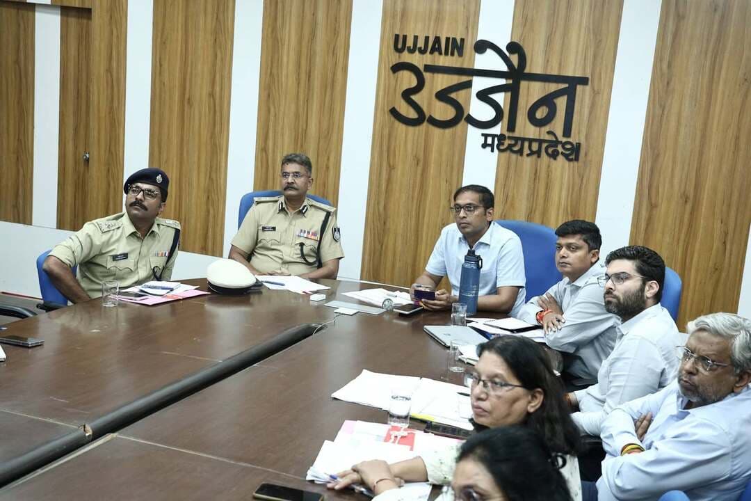 🔸जन विश्वास अभियान के दौरान सभी अधिकारी फील्ड में रहकर जन समस्याओं का करें निराकरण : मुख्यमंत्री डॉ. यादव
🔸मुख्यमंत्री अब किसी भी जिले में आकस्मिक रूप से पहुंचकर जन विश्वास अभियान में होंगे शामिल
🔸मुख्यमंत्री जन विश्वास अभियान सरकार की प्राथमिकता, सभी दिखें फील्ड पर
🔸मुख्यमंत्री डॉ. यादव ने कलेक्टर-कमिश्नर्स, एसपी-आईजी की समीक्षा बैठक में दिए निर्देश
उज्जैन 21 अक्टूबर। मुख्यमंत्री डॉ. मोहन यादव ने कहा कि मुख्यमंत्री जन विश्वास अभियान जन समस्याओं के त्वरित निराकरण के लिए प्रारंभ किया गया अभियान है। सरकार की प्राथमिकता वाले इस अभियान में सभी अधिकारियों को फील्ड में जाना ही है। सभी अधिकारी इस दिन फील्ड में रहकर अधिकतम जनसमस्याओं को मौके पर ही निराकृत करें। मुख्यमंत्री डॉ. यादव ने कहा कि अब वे बिना कोई सूचना दिए आकस्मिक रूप से किसी भी जिले में उतरकर वहां जन विश्वास अभियान में शामिल होंगे। मुख्यमंत्री डॉ. यादव ने कहा कि जिन जिलों में जनसमस्याओं की लंबित स्थिति बनी हुई है, वे कलेक्टर्स विशेष प्रयास कर लंबित प्रकरणों को न्यूनतम स्थिति में लेकर आएं। मुख्यमंत्री डॉ. यादव बुधवार को वीडियो कांफ्रेंसिंग से कलेक्टर्स-कमिश्नर्स, एसपी-आईजी की समीक्षा बैठक को संबोधित कर रहे थे। मुख्यमंत्री डॉ. यादव ने जन विश्वास अभियान अंतर्गत सीएम हेल्प लाईन में सर्वाधिक लंबित शिकायतों वाले विभागों क्रमश: राजस्व विभाग, महिला एवं बाल विकास विभाग, खाद्य एवं नागरिक आपूर्ति, लोक स्वास्थ्य एवं चिकित्सा, पीएचई के वरिष्ठ अधिकारियों को तत्काल विभागीय स्थिति सुधारने के निर्देश दिए।
समीक्षा बैठक में मुख्य सचिव श्री अशोक बर्णवाल ने कहा कि मुख्यमंत्री जन विश्वास अभियान में ऐसा देखा जा रहा है कि कुछ कलेक्टर इसमें पूरी गंभीरता से कार्य नहीं कर रहे हैं। यह बेहद आपत्तिजनक है। कलेक्टर्स मुख्यमंत्री जन विश्वास अभियान में अपने प्रदर्शन में तत्काल सुधार लाएं। फील्ड में जाकर जनसमस्याओं का निराकरण करें।
🔸स्वामित्व अधिकार अभिलेख निष्पादन योजना में अब तक 1.60 लाख रजिस्ट्रियां हुईं
मुख्यमंत्री डॉ. यादव ने स्वामित्व अधिकार अभिलेख निष्पादन एवं पंजीयन-2026 योजना के तहत पात्र हितग्राहियों को स्वामित्व से सम्मान, नि:शुल्क रजिस्ट्री के महा अभियान की भी समीक्षा की। बताया गया कि इस योजना के अंतर्गत 21 अक्टूबर 2026 की स्थिति में कुल 49 लाख 48 हजार 980 प्लाट्स की नि:शुल्क रजिस्ट्री के लक्ष्य के विरूद्ध अब तक 1 लाख 60 हजार 230 नि:शुल्क रजिस्ट्रियां की जा चुकी है।
🔸बेहतर कार्य करने वालों को दी बधाई
मुख्यमंत्री डॉ. यादव ने रजिस्ट्रेशन के अनुसार शीर्ष 3 उप-पंजीयकों क्रमश: श्री राजेश तिवारी (तहसीलदार रीवा), श्री संजय मसराम (तहसीलदार छिन्दवाड़ा) एवं श्री रणजीत कुशवाह (तहसीलदार शिवपुरी) को बधाई दी। रजिस्ट्रेशन के अनुसार शीर्ष 3 पटवारियों क्रमश: श्री जीतेंद्र शुक्ला (केवलारी सिवनी), श्री वीरेंद्र सिंह नरवरिया (मुंगावली, अशोकनगर) और श्री रूप सिंह यादव (डबरा, ग्वालियर) की प्रशंसा की।
🔸बेहतर कार्य नहीं करने वालों के विरूद्ध जताई नाराजगी
मुख्यमंत्री डॉ. यादव ने शून्य प्रगति वाले हल्कों की जानकारी मिलने पर रीवा, शहडोल एवं धार जिला कलेक्टर को तत्काल प्रगति लाने के सख्त निर्देश दिए। मुख्य सचिव श्री बर्णवाल ने स्वामित्व योजना में न्यूनतम प्रगति वाले 10 जिलों के कलेक्टर्स पर सख्त नाराजगी व्यक्त कर फौरन सुधार लाने को कहा। उन्होंने कहा कि जिन पटवारी हलकों में काम शुरू नहीं हुआ है, वहां तत्काल काम प्रारंभ कराएं।
🔸अल्प वर्षा की स्थिति से निपटने के लिए बनाएं विशेष कार्य योजना
मुख्यमंत्री डॉ. यादव ने कहा कि प्रदेश के 12 जिलों में अल्प वर्षा की जानकारी मिली है। संबंधित कलेक्टर्स यहां खेती-किसानी, पेयजल, सिंचाई एवं अन्य प्रबंधन के लिए तत्काल विशेष कार्य योजना तैयार करें। उन्होंने कहा कि इन जिलों के जिन क्षेत्रों में न्यूनतम वर्षा हुई वहां विशेष ध्यान दें। बताया गया कि मध्यप्रदेश में सामान्य वर्षा 949 मिलीमीटर है, जबकि इस साल वास्तविक वर्षा 908.4 मिलीमीटर हुई है। इसमें 4 प्रतिशत का अंतर है। प्रदेश के 34 जिलों में इस वर्ष सामान्य वर्षा हुई है। प्रदेश के 12 जिलों क्रमश: आलीराजपुर, धार, झाबुआ, रतलाम, नर्मदापुरम, हरदा, बैतूल, इंदौर, उज्जैन, पांढुर्णा, शाजापुर, छिंदवाड़ा में सामान्य वर्षा से 19 प्रतिशत से कम वर्षा हुई है। मुख्यमंत्री डॉ. यादव ने इन जिलों के कलेक्टर्स से चर्चा कर सभी को विशेष सावधानी बरतने के निर्देश दिए।
🔸मौसमी बीमारियों की रोकथाम के लिए करें विशेष उपाय
मुख्यमंत्री डॉ. यादव ने मौसम परिवर्तन के कारण नागरिकों को होने वाली बीमारियों की रोकथाम के लिये विशेष उपाय करने के निर्देश दिए हैं। उन्होंने कहा कि यह नागरिक स्वास्थ्य से जुड़ा विषय है, सभी सावधानी बरतें। बताया गया कि मौसमी बीमारियों के लिए प्रदेश के सभी जिला चिकित्सालयों और शासकीय चिकित्सा महाविद्यालयों में विगत 15 अक्टूबर से चेस्ट क्लीनिक प्रारंभ किए गए हैं। मौसमी रोगों की पहचान एवं उपचार की भी विशेष व्यवस्थाएं की जा रही हैं। बताया गया कि मौसम के परिवर्तन के साथ नागरिकों को खांसी, जुकाम, गले और सीने में दर्द की शिकायतें होती हैं। चेस्ट क्लीनिक में ऐसे ही मौसमी रोंगों की जांच कर यह देखा जाएगा कि कहीं यह गंभीर रोग तो नहीं है।
🔸नगरीय निकायों के कामों को भी पूरा कराएं
बैठक में वर्षा के बाद निर्माण कार्यों को तेज गति से आगे बढ़ाने के संबंध में भी चर्चा हुई। प्रमुख सचिव लोक निर्माण विभाग ने बताया कि सड़कों की मरम्मत एवं अन्य निर्माण कार्य प्रारंभ कर दिए गए हैं। मुख्यमंत्री डॉ. यादव ने कहा कि इनमें नगरीय निकायों के अपूर्ण कामों को भी शामिल कर लिया जाए और इन्हें तेजी से पूरा कर लिया जाए। उन्होंने कहा कि वर्षा से क्षतिग्रस्त सड़कों की आवश्यक मरम्मत का काम दीपावली से पहले पूरा करा लें। मुख्यमंत्री डॉ. यादव ने कहा कि सभी प्रकार के भवन निर्माण कार्य भी तय समय सीमा में पूरे करने के लिए कार्य में तेजी लाएं। उन्होंने कहा कि क्षतिग्रस्त सड़कों, पुल-पुलियों तथा दुर्घटना संभावित स्थलों पर सुरक्षा संबंधी कमियों को प्राथमिकता से दूर कर लिया जाए।
🔸मध्यप्रदेश का स्थापना दिवस समारोह
मुख्यमंत्री डॉ. यादव ने कहा कि 1 नवम्बर 2026 को भोपाल के लाल परेड ग्राउंड में मध्यप्रदेश का स्थापना दिवस समारोह भव्य स्तर पर आयोजित किया जाए। इस अवसर पर कृषि एवं इससे जुड़े विषयों पर केंद्रित प्रदर्शनी भी लगाई जाए। बताया गया कि इस वर्ष मप्र के स्थापना दिवस समारोह में बालीवुड की प्रसिद्ध गायिका सुश्री मोनाली ठाकुर अपनी प्रस्तुती देंगी।
🔸गोवर्धन पूजा के अवसर पर दिए जाएंगे गोपाल कृष्ण ग्राम पुरस्कार
बैठक में आगामी दिनों में होने वाली गोवर्धन पूजा के कार्यक्रमों पर भी विमर्श किया गया। बताया गया कि गोवर्धन पूजा के अवसर पर प्रदेश के 208 वृंदावन ग्रामों के अच्छे पशुपालकों की प्रतियोगिता कराई जाएगी। प्रथम तीन विजेताओं को गोपाल कृष्ण ग्राम पुरस्कार दिए जाएंगे। पहले विजेता को पुरस्कार के रूप में एक लाख रुपए, दूसरे को 50 हजार रुपए और तीसरे विजेता को 25 हजार रुपए नगद पुरस्कार दिया जाएगा। कुल 624 विजेताओं को गोपाल कृष्ण पुरस्कार दिए जाएंगे। मुख्यमंत्री डॉ. यादव ने कहा कि अगले साल से सभी विकास खंडों में यह पुरस्कार दिए जाएंगे।
इस दौरान एनआईसी कक्ष में संभाग आयुक्त श्री आशीष सिंह, एडीजी श्री राकेश गुप्ता, डीआईजी श्री नवनीत भसीन, कलेक्टर श्री रौशन कुमार सिंह ,पुलिस अधीक्षक श्री प्रदीप शर्मा, सीईओ जिला पंचायत श्री श्रेयांस कूमट, अपर कलेक्टर श्री शाश्वत शर्मा एवं अन्य अधिकारी गण उपस्थित थे।
CM Madhya Pradesh Jansampark Madhya Pradesh JDjansampark Ujjain Ujjain Commissioner Dr Mohan Yadav Collector Office Ujjain