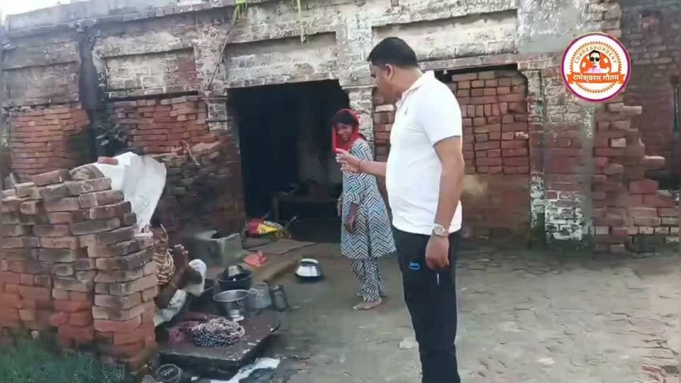 कासगंज:मौत के मुहाने पर सांस ले रहा परिवार! जर्जर आशियाना देख सन्न रह गए अमापुर चेयरमैन कमांडो चांद अली खान, दिए तत्काल कार्रवाई के आदेश।