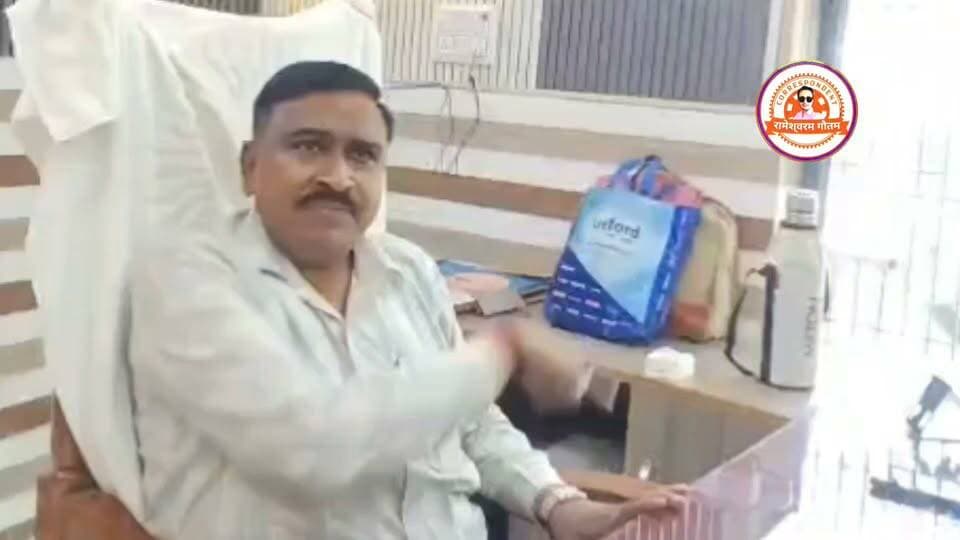 कासगंज-खण्ड विकास अधिकारी पटियाली संजीव कुमार का कमीशन लेने की चर्चा करते हुए वीडियो वायरल बोले जिले के सभी अधिकारियों को देना पड़ता है हिस्सा..............सिस्टम बना हुआ है सीडीओ अलग डीएम अलग सबको देना पड़ता है,वीडीओ वायरल।