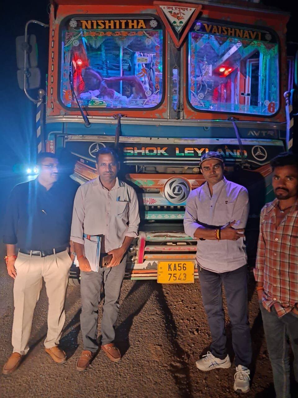 उपसंचालक श्री आनंद मोहन शर्मा के निर्देशन में, भारसाधक अधिकारी श्री राहुल सिलारिया के मार्गदर्शन में तथा सचिव कृषि उपज मंडी समिति सतना श्री करुणेश तिवारी के नेतृत्व में सतना चित्रकूट रोड में वाहनों के आकस्मिक निरीक्षण के दौरान वाहन क्रमांक KA56/7543 पर गेहूं 248 क्विंटल के अवैध परिवहन पर अधिरोपित दांडिक शुल्क कुल रुपए 75618/- जमा कराया गया है।
जांच दल-
पंकज सिंह चौहान मंडी इंस्पेक्टर
वरुण त्रिपाठी उपनिरीक्षक
शशिधर तिवारी उपनिरीक्षक