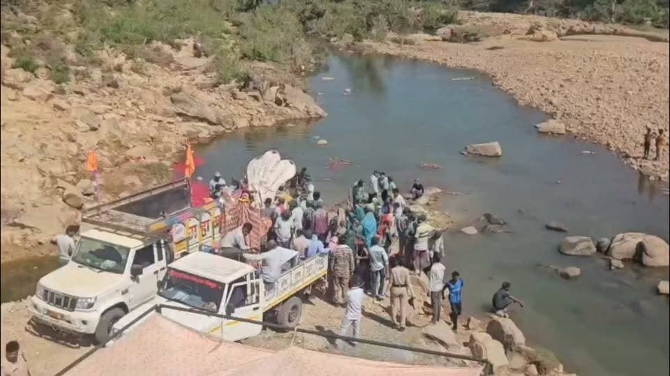 चित्रकूट मे देवी बिसर्जन स्थल पर चित्रकूट पुलिस की मुस्तदी, थाना प्रभारी निलेश तिवारी अपने दल बल के साथ बिसर्जन स्थल पर मौजूद।
धार्मिक नगरी चित्रकूट में देवी विसर्जन को लेकर चित्रकूट थाना पुलिस रही सतर्क, पहले से सभी कमेटियों को विसर्जन स्थल की जानकारी देकर उचित समय में सुरक्षा व्यवस्था के साथ मां दुर्गा की प्रतिमा का विसर्जन कराया गया, जिसमें किसी भी तरह की घटना से निपटने के लिए पहले से पूर्ण तैयारी सुरक्षित कर सुव्यवस्थित तरीके से प्रतिमा का विसर्जन करवाया गया।