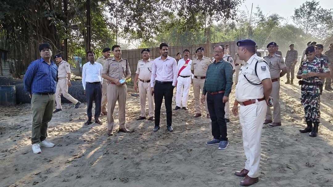 ठाकुरगंज के विभिन्न मूर्ति बिसर्जन स्थलों का किशनगंज SP ने किया निरीक्षण