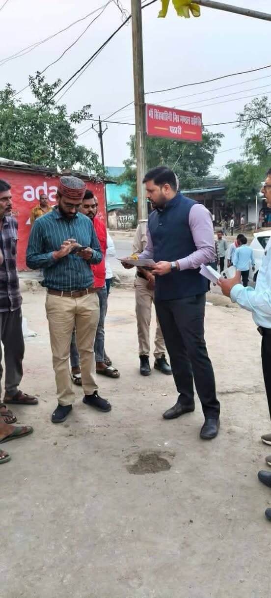 ▫️कलेक्टर श्री रोहित सिसोनिया ने स्वयं स्वामित्व पंजीयन कर परखी जमीनी हकीकत, किसानों को खाद का टोकन जनरेट कर सिखाई आसान प्रक्रिया
▫️ग्राम नकतरा एवं पठारी में ग्रामीणों से किया सीधा संवाद, स्वामित्व पंजीयन में तेजी लाने के लिए किया प्रेरित
▫️किसानों की समस्या पर स्वयं जनरेट किया खाद का टोकन, प्रक्रिया की सरलता देखकर आश्चर्यचकित हुए कृषक
–––
–––
शासकीय योजनाओं के प्रभावी क्रियान्वयन एवं आमजन को उनका वास्तविक लाभ दिलाने के उद्देश्य से कलेक्टर श्री रोहित सिसोनिया ने बुधवार को रायसेन अनुविभाग के ग्राम नकतरा एवं पठारी का भ्रमण कर स्वामित्व योजना के अंतर्गत रजिस्ट्री पंजीयन कार्य की जमीनी हकीकत जानी। इस दौरान कलेक्टर ने केवल प्रगति की समीक्षा ही नहीं की, बल्कि स्वयं पंजीयन की प्रक्रिया करके उसकी व्यावहारिक स्थिति का परीक्षण किया। उन्होंने ग्रामीणों से सीधा संवाद कर योजना के लाभ बताए तथा अधिक से अधिक नागरिकों को स्वामित्व पंजीयन के लिए आगे आने हेतु प्रेरित किया।
कलेक्टर ने स्वयं किया पंजीयन, पटवारियों को अधिकतम प्रगति के लिए किया प्रेरित
भ्रमण के दौरान कलेक्टर श्री सिसोनिया ने स्वामित्व योजना के अंतर्गत संचालित रजिस्ट्री पंजीयन कार्य का निरीक्षण किया। उन्होंने स्वयं पंजीयन प्रक्रिया का परीक्षण करते हुए इसके विभिन्न चरणों की जानकारी प्राप्त की।
कलेक्टर ने ग्रामीणों को स्वामित्व योजना के महत्व से अवगत कराते हुए अधिक से अधिक पंजीयन कराने के लिए प्रोत्साहित किया। साथ ही संबंधित हल्का पटवारियों को ग्रामीणों से सतत संपर्क एवं समन्वय स्थापित कर पंजीयन कार्य में तेजी लाने के लिए प्रेरित किया। इस पहल से जहां स्वामित्व योजना के पंजीयन कार्य को गति देने का संदेश मिला, वहीं किसानों एवं ग्रामीणों में डिजिटल सेवाओं के प्रति जागरूकता और विश्वास भी बढ़ा। कलेक्टर का यह भ्रमण इस बात का उदाहरण बना कि जब प्रशासन स्वयं आमजन के बीच पहुंचकर योजनाओं की प्रक्रियाओं को समझता और समझाता है, तो शासकीय सेवाएं अधिक सरल, सुलभ एवं प्रभावी बनती हैं। ई विकास के अंतर्गत वाटस अप बॉट के माध्यम से ई टोकन जनरेट करने के लिये नंबर 6269141000 हैं।
#Raisen Jansampark Madhya Pradesh JDjansampark Bhopal Bhopal Commissioner Panchayat, Rural Development and Social Welfare Department of Madhya Pradesh