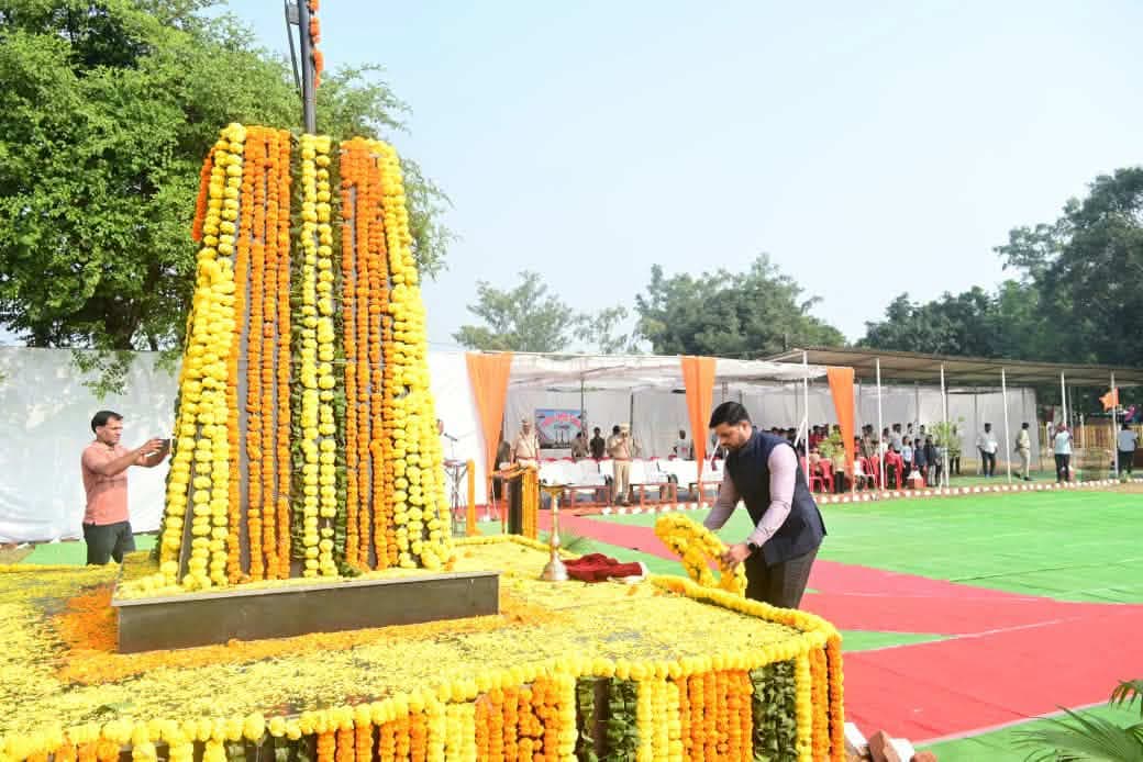 🔹कलेक्टर, एसपी ने शहीद पुलिस कर्मियों को अर्पित की श्रृद्धांजलि
🔹रायसेन स्थित पुलिस लाईन में पुलिस स्मृति दिवस कार्यक्रम सम्पन्न
––––
––––
रायसेन पुलिस लाइन में आयोजित ‘पुलिस स्मृति दिवस’ कार्यक्रम में कलेक्टर श्री रोहित सिसोनिया तथा SP Raisen श्री आशुतोष गुप्ता ने कर्तव्य निर्वहन के दौरान अपने प्राणों का बलिदान देने वाले वीर पुलिसकर्मियों को पुष्पचक्र अर्पित कर श्रृद्धांजलि दी और उनके अदम्य साहस, शौर्य एवं सर्वाेच्च बलिदान का स्मरण किया। कार्यक्रम में पुलिस अधीक्षक श्री गुप्ता ने विगत एक वर्ष में देशभर में शहीद हुए 150 पुलिसकर्मियों के नाम पढ़े। इस अवसर पर होमगार्ड कमान्डेंट श्री उमेश तिवारी सहित अन्य पुलिस अधिकारी और जवान उपस्थित रहे। उल्लेखनीय है कि 21 अक्टूबर 1959 को लद्दाख के बर्फीले क्षेत्र हॉटस्प्रिंग में 16 हजार फीट की ऊंचाई पर चीन की सशस्त्र सेना के साथ मुठभेड में केन्द्रीय रिजर्व पुलिस बल की पेट्रोलिंग पार्टी के 10 जवानों ने अपने प्राणों का बलिदान दिया था। तभी से प्रतिवर्ष 21 अक्टूबर को पुलिस स्मृति दिवस के रूप में मनाया जाता है।
#Raisen Jansampark Madhya Pradesh JDjansampark Bhopal Bhopal Commissioner Home Department of Madhya Pradesh