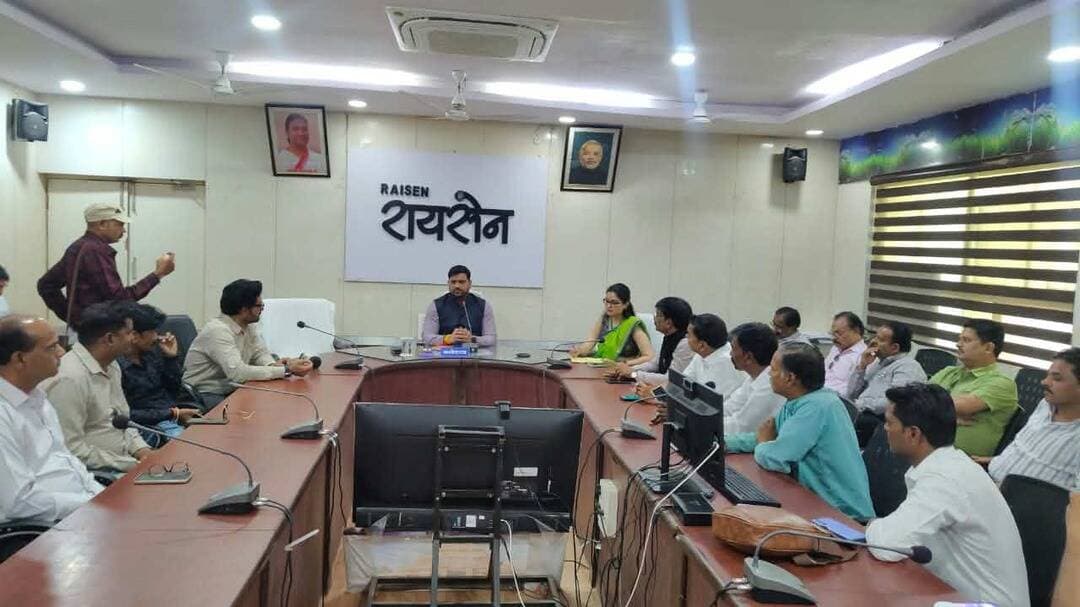 ▫️रायसेन को स्वच्छ, सुंदर बनाने और पर्यटन को बढ़ावा देने चरणबद्ध कार्ययोजना बनाकर करेंगे काम- कलेक्टर श्री सिसोनिया
▫️नवागत कलेक्टर ने पत्रकारों के साथ की प्रेस वार्ता, जिले की समस्याओं और विकास की संभावनाओं पर हुआ सार्थक संवाद
▫️पर्यटन स्थलों को टूरिस्ट सर्किट से जोड़ने, रोजगार के नए अवसर तलाशने और जनसमस्याओं के त्वरित निराकरण पर दिया जोर
––––
––––
बुधवार को कलेक्ट्रेट सभाकक्ष में आयोजित प्रेस वार्ता में नवागत कलेक्टर श्री रोहित सिसोनिया ने मीडिया प्रतिनिधियों के साथ जिले की वर्तमान स्थिति, जनसमस्याओं, विकास की संभावनाओं और प्रशासन की प्राथमिकताओं पर चर्चा की। इस दौरान प्रिंट और इलेक्ट्रॉनिक मीडिया संस्थानों के प्रतिनिधियों ने रायसेन शहर सहित जिले के विभिन्न क्षेत्रों में जनसमस्याओं से अवगत कराया तथा उनके निराकरण के लिए महत्वपूर्ण सुझाव दिए।
प्रेस वार्ता में पत्रकारों ने जिला मुख्यालय पर सड़कों के किनारे अतिक्रमण, शुद्ध पेयजल की उपलब्धता, सड़कों और नालियों की नियमित साफ-सफाई, सड़क किनारे अव्यवस्थित रूप से लगने वाले ठेलों तथा यातायात व्यवस्था से जुड़ी समस्याओं की ओर ध्यान आकर्षित किया। इसके साथ ही जिला अस्पताल में मरीजों को बेहतर उपचार उपलब्ध कराने, अस्पताल परिसर में स्वच्छता सुनिश्चित करने तथा जिले में पर्यटन गतिविधियों को व्यवस्थित रूप से विकसित करने की आवश्यकता भी बताई।
कलेक्टर श्री सिसोनिया से संवाद के दौरान पत्रकारों ने कहा कि रायसेन जिले में पर्यटन की व्यापक संभावनाएं हैं। यहां सांची बौद्ध स्तूप, भीम बेटका, भोजपुर शिव मंदिर, रायसेन दुर्ग, जामवंत की गुफा सहित अनेक ऐतिहासिक, धार्मिक और प्राकृतिक पर्यटन स्थल हैं। इन पर्यटन स्थलों को टूरिस्ट सर्किट से जोड़ने से पर्यटन गतिविधियों को बढ़ावा मिलेगा और स्थानीय स्तर पर रोजगार के नए अवसर सृजित होंगे। इसके साथ ही नागरिक सुविधाओं में सुधार और जनसमस्याओं के प्रभावी निराकरण के लिए भी महत्वपूर्ण सुझाव दिए गए।
चरणबद्ध योजना बनाकर होगा विकास कार्य
कलेक्टर श्री सिसोनिया ने पत्रकारों द्वारा उठाए गए बिन्दुओं और सुझावों को गंभीरता से सुना। उन्होंने कहा कि जिला मुख्यालय को साफ, स्वच्छ और सुंदर बनाने के साथ ही जिले में पर्यटन को बढ़ावा देने तथा विकास कार्यों को गति देने के लिए चरणबद्ध तरीके से कार्ययोजना तैयार कर काम किया जाएगा। शहर की व्यवस्थाओं को बेहतर बनाने और नागरिकों को होने वाली परेशानियों के समाधान के लिए संबंधित विभागों के साथ समन्वय स्थापित कर आवश्यक कदम उठाए जाएंगे।
उन्होंने कहा कि रायसेन जिले में पर्यटन विकास की अपार संभावनाएं हैं। पर्यटन स्थलों को टूरिस्ट सर्किट से जोड़ने, पर्यटकों के लिए सुविधाएं विकसित करने तथा पर्यटन के माध्यम से रोजगार के नवीन अवसर तलाशने की दिशा में प्रयास किए जाएंगे। विकास की योजनाओं को प्रभावी बनाने के लिए स्थानीय आवश्यकताओं और उपलब्ध संसाधनों को ध्यान में रखते हुए कार्य किया जाएगा।
जरूरतमंदों तक योजनाओं का लाभ पहुंचाना प्राथमिकता
कलेक्टर श्री सिसोनिया ने कहा कि शासन की जनकल्याणकारी योजनाओं का लाभ प्रत्येक पात्र और जरूरतमंद हितग्राही तक पारदर्शी तरीके से तथा शीघ्र पहुंचाना प्रशासन की प्राथमिकता है। इसके लिए योजनाओं के क्रियान्वयन की नियमित निगरानी की जाएगी और मैदानी स्तर पर सामने आने वाली समस्याओं के निराकरण पर विशेष ध्यान दिया जाएगा।
उन्होंने बताया कि विकासखण्डों में बैठकें आयोजित कर विभिन्न विभागों की योजनाओं और विकास कार्यों की स्वयं नियमित समीक्षा करेंगे। समीक्षा के दौरान योजनाओं की प्रगति, हितग्राहियों को मिल रहे लाभ और नागरिकों की समस्याओं के निराकरण की स्थिति की जानकारी लेकर आवश्यक दिशा-निर्देश दिए जाएंगे। उन्होंने बताया कि विकासखण्ड स्तर पर आयोजित होने वाली जनसुनवाई को और अधिक प्रभावी बनाया जा रहा है, जिससे कि नागरिकों को अपनी समस्या के समाधान हेतु जिला मुख्यालय पर ना आना पड़े।
जनसमस्याओं के समाधान में संवाद को बताया महत्वपूर्ण
प्रेस वार्ता के दौरान कलेक्टर श्री सिसोनिया ने जिले के विकास और नागरिक सुविधाओं में सुधार के लिए पत्रकारों द्वारा दिए गए सुझावों को महत्वपूर्ण बताया। उन्होंने कहा कि प्रशासन का प्रयास रहेगा कि जनसमस्याओं की पहचान कर उनके समाधान के लिए प्रभावी कदम उठाए जाएं। जिला मुख्यालय की व्यवस्थाओं में सुधार, स्वच्छता, यातायात, स्वास्थ्य सेवाओं और पर्यटन विकास जैसे विषयों पर प्राथमिकता के साथ कार्य करते हुए जिले को विकास की नई दिशा देने का प्रयास किया जाएगा।
#Raisen Jansampark Madhya Pradesh JDjansampark Bhopal Bhopal Commissioner