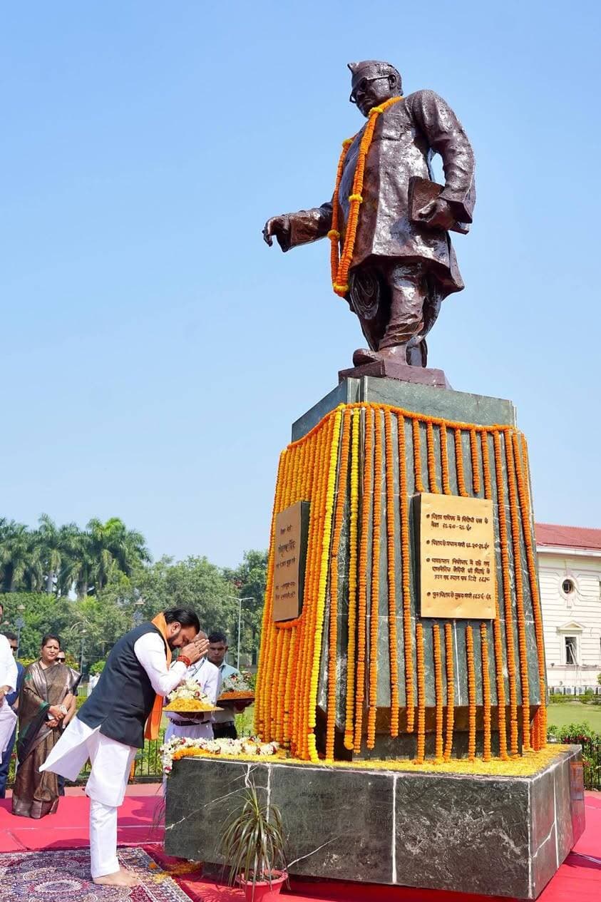 माननीय मुख्यमंत्री श्री सम्राट चौधरी जी ने बिहार के प्रथम मुख्यमंत्री 'बिहार केसरी' स्व० डॉ० श्रीकृष्ण सिंह जी की जयंती के अवसर पर मुख्य सचिवालय में आयोजित राजकीय समारोह में उनकी आदमकद प्रतिमा पर माल्यार्पण कर भावभीनी श्रद्धांजलि अर्पित की।
Samrat Choudhary
<nis:link nis:type=tag nis:id=samratchoudhary nis:value=samratChoudhary nis:enabled=true nis:link/>
<nis:link nis:type=tag nis:id=cmsamrat nis:value=CMsamrat nis:enabled=true nis:link/>