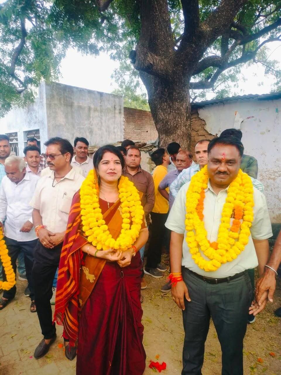 यह मोहतर्मा विगत 6 वर्ष से अटरु कस्बे की पंचायत समिति में प्रधान की कुर्सी पर आसीन रही, तो इनके यह साहब भी इसी कार्यकाल में पटना ग्राम पंचायत में सरपंच पद पर विराजमान रहे। अब यह वापस से अटरु पंचायत समिति से वार्ड नंबर 15 से चुनाव लड़ कर प्रधान की कुर्सी से चिपकने की तैयारी कर रहे हैं।। इनका-इनकी प्रधानी के दौरान रूपयों की लेन-देन का लेटर भी वायरल हुआ था लेकिन तब यह कांग्रेस में थे। अब यह हाथी पर सवार हो चुके हैं। जिस पार्टी ने इनको प्रधान बनाया था वह पार्टी अब यह छोड़ चुके हैं तो इनके कार्यकाल के दौरान पंचायत समिति क्षेत्र में क्या-क्या कार्य हुए, यह तो आमजन को जानने का अधिकार है ही,, तो क्षेत्र में जब यह आपके हाथ जोड़ने आयें तो आप भी इनसे हाथ जोड़कर पूंछीयेगा कि.....कांग्रेस पार्टी क्यों छोड़ी और पांच वर्ष में कौन-कौन से कार्य का सेहरा आपके सिर बन्धा है.....?
प्रधान वन्दना रामेश्वर नागर #बारां #पंचायतराजचुनाव