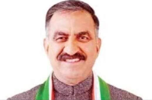 CM सुक्खू के होली दौरे पर टिकीं निगाहें! होली–उतराला और होली–बड़ा भंगाल सड़क पर हो सकता है बड़ा ऐलान?
मुख्यमंत्री ने फेसबुक पोस्ट में किया दोनों सड़कों का जिक्र, भरमौर दौरे से क्षेत्रवासियों को बेहतर सड़क संपर्क और पर्यटन विकास की आस
हिमाचल 84 टीवी ब्यूरो | भरमौर
भरमौर। मुख्यमंत्री ठाकुर सुखविंद्र सिंह सुक्खू के 22 अक्तूबर को प्रस्तावित भरमौर क्षेत्र के होली दौरे से पहले दो महत्वपूर्ण सड़क परियोजनाओं को लेकर चर्चाएं तेज हो गई हैं। होली–उतराला और होली–बड़ा भंगाल सड़क को लेकर क्षेत्रवासियों की उम्मीदें एक बार फिर बढ़ गई हैं। मुख्यमंत्री ने अपने फेसबुक पेज पर होली क्षेत्र की प्राकृतिक सुंदरता, आध्यात्मिक महत्ता और इन दोनों सड़क मार्गों से बेहतर संपर्क व पर्यटन विकास की संभावनाओं का विशेष रूप से उल्लेख किया है। ऐसे में उनके दौरे के दौरान इन सड़कों को लेकर किसी महत्वपूर्ण घोषणा की संभावना जताई जा रही है। हालांकि, अभी तक किसी नई घोषणा की आधिकारिक पुष्टि नहीं हुई है।
मुख्यमंत्री ने अपनी पोस्ट में कहा कि चंबा जिले की होली पंचायत पर्यटन की दृष्टि से जितनी समृद्ध है, आध्यात्मिक दृष्टि से भी उतनी ही पवित्र है। उन्होंने होली–उतराला–बड़ा भंगाल सड़क को क्षेत्र में बेहतर संपर्क और पर्यटन की संभावनाओं से जोड़ते हुए इसके महत्व को रेखांकित किया है।
मुख्यमंत्री का यह उल्लेख इसलिए भी महत्वपूर्ण माना जा रहा है, क्योंकि होली–उतराला सड़क के निर्माण से चंबा और कांगड़ा जिलों के बीच संपर्क बेहतर होने की उम्मीद है। वहीं, होली–बड़ा भंगाल सड़क क्षेत्र के दुर्गम गांवों को सड़क सुविधा से जोड़ने और पर्यटन गतिविधियों को बढ़ावा देने की दृष्टि से अहम मानी जाती है।
अब सवाल यह है कि क्या मुख्यमंत्री सुक्खू होली दौरे के दौरान इन दोनों महत्वाकांक्षी सड़क परियोजनाओं को लेकर बजट, निर्माण प्रक्रिया या आगामी कार्ययोजना से जुड़ी कोई बड़ी घोषणा करेंगे? क्षेत्र के लोगों की निगाहें मुख्यमंत्री की जनसभा पर टिकी हैं। यदि इन परियोजनाओं को लेकर ठोस पहल होती है, तो इससे न केवल आवागमन की सुविधा बढ़ सकती है, बल्कि पर्यटन, स्थानीय रोजगार और आर्थिक गतिविधियों को भी नई गति मिलने की उम्मीद है।
मुख्यमंत्री के दौरे से पहले उनके फेसबुक पोस्ट में इन सड़कों का उल्लेख होने से लोगों की उम्मीदें बढ़ी हैं। अब देखना होगा कि 22 अक्तूबर को होली में होने वाली जनसभा के दौरान इन उम्मीदों को कोई ठोस दिशा मिलती है या नहीं।
हिमाचल 84 टीवी | आपकी नजर, हमारी खबर