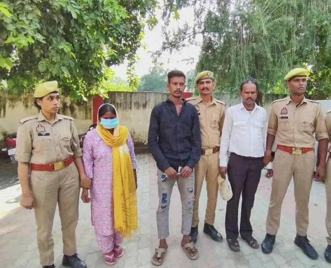 इस बार नीला ड्रम नहीं, लोहे का संदूक !!
उन्नाव में लोहे के संदूक के अंदर एक युवक की डेडबॉडी मिली।
पुलिस जांच में पता चला कि पत्नी नेहा रावत ने सिलबट्टा मारकर पति सोनू की हत्या कर दी।
पड़ोसी जितेंद्र सिंह के सहयोग से संदूक में बॉडी पैक की और उसे हाईवे किनारे फिंकवा दिया।
पत्नी नेहा, पड़ोसी जितेंद्र, सहयोगी तौहीद गिरफ्तार हैं।
23 साल पहले नेहा रावत की पहली शादी हुई।
उससे 4 बेटियां हैं। 8 साल पहले सोनू से दूसरी शादी की।
नेहा रावत का कहना है कि सोनू अक्सर शराब पीकर लड़ाई-झगड़ा करता था, इसलिए हत्या की।