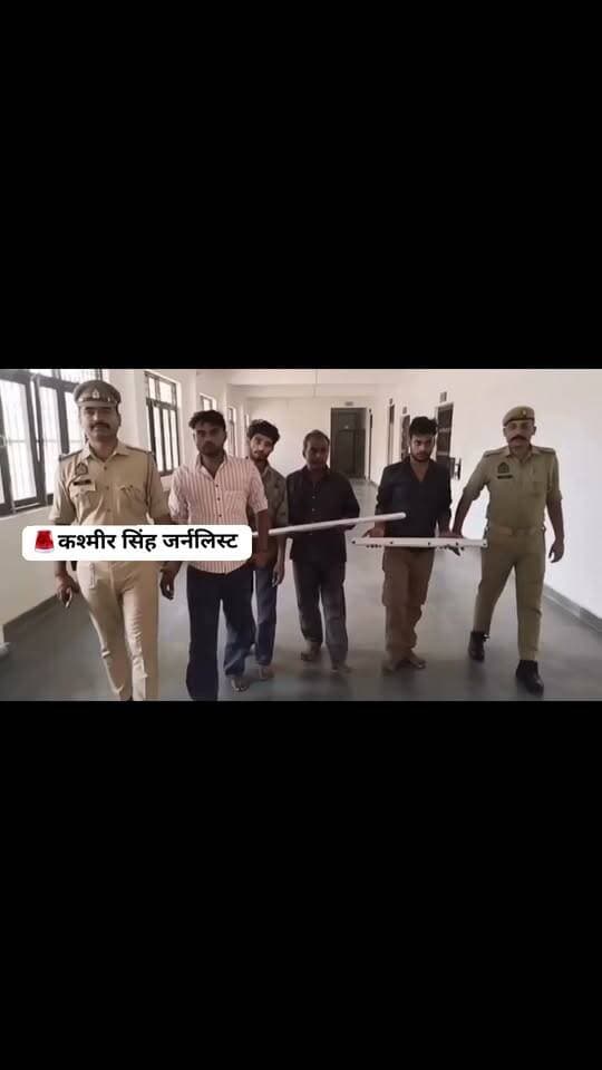 फिरोजाबाद थाना दक्षिण पुलिस ने के मोहन नगर मारपीट कांड में बड़ी कार्रवाई करते हुए 4 आरोपियों को दबोचा, धारा 307 में जाएंगे जेल
मामले को गंभीरता से लेते हुए थाना प्रभारी दक्षिण योगेंद्र पाल सिंह ने टीम के साथ त्वरित कार्रवाई करते हुए मारपीट के 4 आरोपियों को गिरफ्तार कर लिया है।
बताया जा रहा है कि आरोपियों पर जानलेवा हमले की धारा 307 के तहत कार्रवाई की जा रही है और सभी को जेल भेजने की तैयारी चल रही है।
थाना दक्षिण पुलिस की इस कार्रवाई के बाद क्षेत्र में कानून व्यवस्था का संदेश गया है।
#Firozabad #ThanaDakshin #MohanNagar #FirozabadPolice #BreakingNews #DDMNews