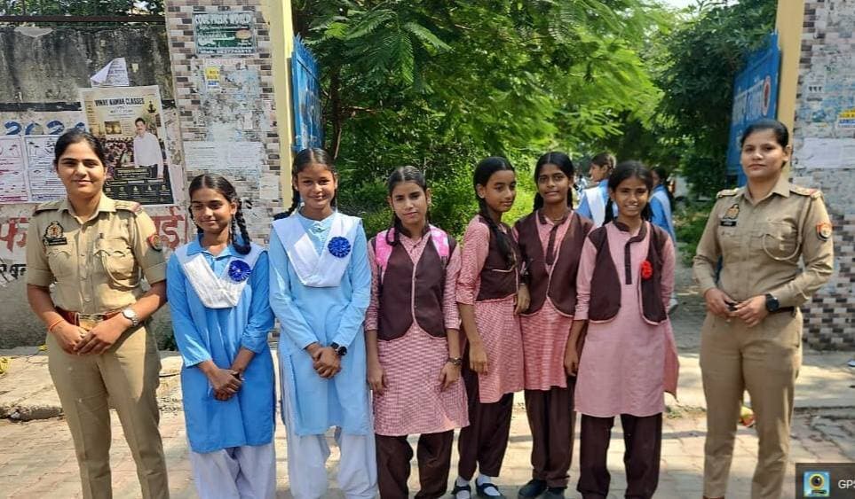 फिरोजाबाद में मिशन शक्ति का तूफान! हर स्कूल-गांव में नारी सुरक्षा का मंत्र
फिरोजाबाद। महिलाओं की सुरक्षा, सम्मान और स्वावलंबन के लिए उत्तर प्रदेश सरकार के मिशन शक्ति फेज-06 का आगाज हो गया है।
SSP आदित्य लांग्हे के निर्देशन में आज पूरे जनपद में पुलिस ने स्कूल, विद्यालय, ब्लॉक और गांव-गांव में जाकर बालिकाओं और महिलाओं को जागरूक किया।
पुलिस टीम ने रैली और संगोष्ठी के जरिए महिलाओं को उनके अधिकार, साइबर हिंसा से बचाव, नशे के दुष्परिणाम, बाल विवाह जैसी कुरीतियों के बारे में बताया।
साथ ही महिला हेल्पलाइन 1090, 1076, 112 और साइबर हेल्पलाइन 1930 के बारे में विस्तार से जानकारी दी।
हर थाना प्रभारी और चौकी प्रभारी अपनी टीम के साथ फील्ड में उतरे। छात्राओं ने भी बढ़-चढ़कर हिस्सा लिया।
नारी सुरक्षा - हमारा संकल्प!
#Firozabad #MissionShakti #MissionShaktiPhase06 #WomenSafety #FirozabadPolice #SSPAdityaLanghe #UPPolice #1090 #112 #DDMNewsFirozabad