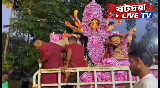 বিজয়া দশমীত ধিঙত দুৰ্গা প্ৰতিমা বিসৰ্জন।
👉নগাঁও জিলাৰ ধিঙৰ বিসৰ্জন ঘাটত উলহ-মালহেৰে দেৱী দুৰ্গাৰ প্ৰতিমা বিসৰ্জন।
👉বিসৰ্জন ঘাটত কটকটীয়া নিৰাপত্তা ব্যৱস্থা।
👉প্ৰশাসনৰ উদ্যোগত নিৰাপত্তাৰ মাজেৰে সম্পন্ন কৰা হৈছে প্ৰতিমা বিসৰ্জনৰ ব্যৱস্থা।
👉প্ৰায় ২০টা দুৰ্গা প্ৰতিমা বিসৰ্জনৰ সম্ভাৱনা।
👉বৃহত্তৰ ধিঙৰ বিভিন্ন প্ৰান্তৰ পৰা বিসৰ্জন ঘাটলৈ অনা হৈছে দেৱী দুৰ্গাৰ প্ৰতিমা।
👉ঢাক-ঢোলৰ ধ্বনিৰ মাজেৰে মা দুৰ্গাক বিদায়।
👉ভক্তি, আনন্দ আৰু বিষাদৰ মাজেৰে দেৱীক বিদায় জনালে ভক্তসকলে।