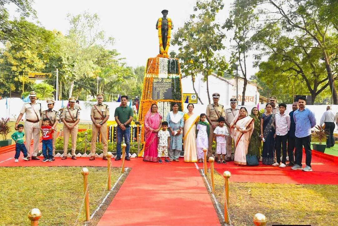 🇮🇳 पुलिस स्मृति दिवस | सागर पुलिस
पुलिस स्मृति दिवस के अवसर पर 10वीं वाहिनी SAF ग्राउंड, सागर में गरिमामय शहीद स्मृति सम्मान परेड का आयोजन किया गया। इस दौरान पुलिस महानिरीक्षक श्री इरशाद वली, उप पुलिस महानिरीक्षक श्री शशीन्द्र चौहान एवं पुलिस अधीक्षक श्री अनुराग सुजानिया सहित वरिष्ठ पुलिस अधिकारियों ने वीर शहीद पुलिसकर्मियों को श्रद्धांजलि अर्पित कर उनके सर्वोच्च बलिदान को नमन किया।
इस अवसर पर शहीद पुलिसकर्मियों के परिजनों का सम्मान कर उनके त्याग, समर्पण एवं धैर्य के प्रति कृतज्ञता व्यक्त की गई।
देश एवं समाज की सुरक्षा के लिए अपने प्राण न्योछावर करने वाले वीर शहीदों का साहस, कर्तव्यनिष्ठा और राष्ट्रसेवा सदैव पुलिस बल के लिए प्रेरणास्रोत रहेगी।
शत्-शत् नमन अमर शहीदों को। 🇮🇳🙏
#PoliceCommemorationDay #SagarPolice #MPPolice #शहीदों_को_नमन #वीर_शहीद Morena Breaking SP Guna MP sagar Anurag Sujania Anurag Sujania