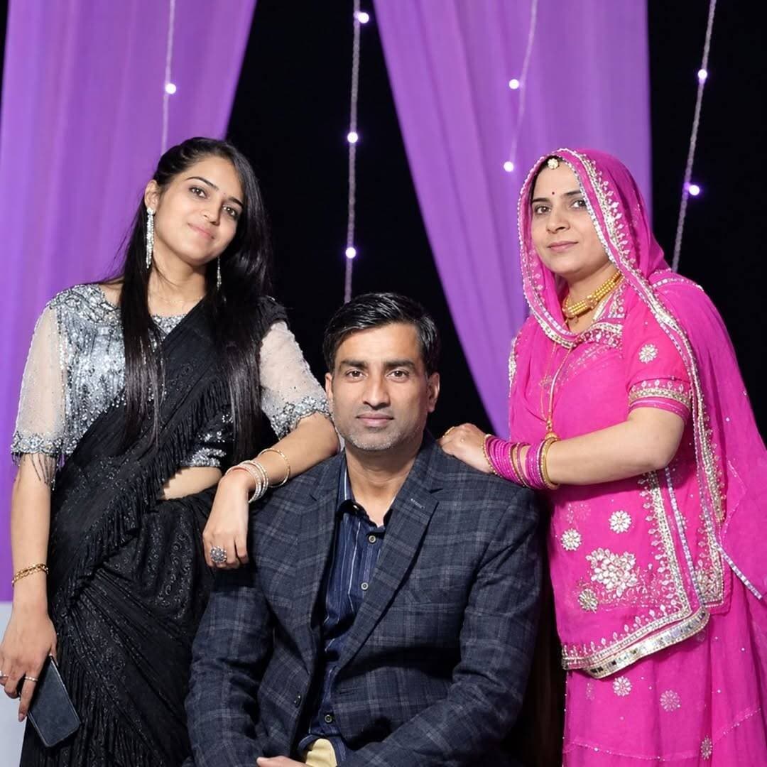 छह दिन बाद राजकनाल से मिला लापता कारोबारी की पत्नी का शव
- भरत सिंह और बेटी लता के शव पहले मिल चुके, पिता-बेटी का एक साथ हुआ था अंतिम संस्कार; पुलिस हादसे, हत्या और आत्महत्या समेत सभी पहलुओं की कर रही जांच
ऐलनाबाद।
हरियाणा के सिरसा जिले के ऐलनाबाद से लापता इलेक्ट्रॉनिक्स कारोबारी भरत सिंह सहारण की पत्नी मंजू (43) का शव बुधवार को छठे दिन राजकनाल से बरामद हुआ। 693 हेड के पास गोताखोरों की टीम ने सर्च ऑपरेशन के दौरान शव को नहर से बाहर निकाला। इससे पहले भरत सिंह और उनकी बेटी लता के शव राजस्थान के हनुमानगढ़ जिले के टिब्बी क्षेत्र में गांव डबली के पास नहर से मिले थे। सोमवार को पिता-बेटी का एक साथ अंतिम संस्कार किया गया था। परिवार के तीनों सदस्यों की मौत के बाद अब पुलिस इस पूरे मामले की गुत्थी सुलझाने में जुटी है। जानकारी के अनुसार, 16 अक्टूबर को भरत सिंह, उनकी पत्नी मंजू और बेटी लता घर से बाइक पर निकले थे। काफी देर तक उनके वापस नहीं लौटने पर परिजनों ने तलाश शुरू की और पुलिस को सूचना दी। मोबाइल लोकेशन की जांच में राजस्थान की ओर जाने वाली नहर के मसीतां हेड पर आखिरी लोकेशन मिली। इसके बाद नहर में सर्च ऑपरेशन शुरू किया गया। करीब 15 किलोमीटर क्षेत्र में 12 गोताखोरों की टीम ने तलाश की। तीन दिन तक लगातार चले अभियान के दौरान पहले बेटी लता और फिर भरत सिंह के शव बरामद हुए। मंजू की तलाश जारी थी। बुधवार को उनका शव मिलने के बाद सर्च ऑपरेशन में अहम सफलता मिली।
भरत सिंह के मोबाइल से खुल सकते हैं राज
पुलिस इस मामले में हादसे, हत्या और आत्महत्या समेत सभी संभावित पहलुओं को ध्यान में रखकर जांच कर रही है। भरत सिंह का मोबाइल फोन पुलिस ने कब्जे में लिया है। उसकी कॉल डिटेल और उपलब्ध रिकॉर्ड की जांच की जा रही है, ताकि घटना से पहले की परिस्थितियों का पता लगाया जा सके। पुलिस मंजू और लता के मोबाइल फोन भी जांच के लिए कब्जे में लेने की कार्रवाई कर रही है। फिलहाल परिवार के तीनों सदस्यों की मौत के पीछे की वजह स्पष्ट नहीं हो पाई है। ग्रामीणों के अनुसार, भरत सिंह ऐलनाबाद के नोहर रोड पर गणपति इलेक्ट्रॉनिक्स नाम से दुकान चलाते थे। दुकान साझेदारी में थी और वहां बड़ी मोटरों, मशीनरी की वायरिंग व स्टार्टर से संबंधित काम होता था। उनका कारोबार काफी पुराना था। गांव में उनके पास करीब पांच एकड़ जमीन भी बताई गई है। बताया जाता है कि 16 अक्टूबर को दोपहर करीब एक बजे भरत सिंह बाइक लेकर दुकान जाने के लिए निकले थे। इसी दौरान मंजू ने पेट में दर्द होने की बात कही। इसके बाद करीब डेढ़ बजे वह बेटी लता के साथ बाइक पर निकल गईं। दोनों अपने मोबाइल फोन घर पर ही छोड़ गई थीं। बाद में तीनों के लापता होने की जानकारी सामने आई।
ऐलनाबाद थाना प्रभारी देवेंद्र सिंह के अनुसार, मंजू का शव बरामद कर लिया गया है। नियमानुसार कानूनी कार्रवाई पूरी करने के बाद शव सिरसा लाया जाएगा। यहां परिजनों के बयान दर्ज किए जाएंगे और पोस्टमार्टम सहित अन्य आवश्यक कार्रवाई की जाएगी। पुलिस जांच के बाद ही तीनों की मौत के कारणों का खुलासा हो सकेगा।