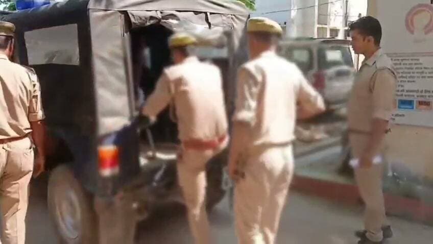 हमीरपुर में बच्चों के विवाद में युवक की कुल्हाड़ी से हत्या, बिवार पुलिस ने आरोपी को किया गिरफ्तार
हमीरपुर। बिवार थाना क्षेत्र के उपरी गांव में बच्चों के बीच हुए विवाद को लेकर एक युवक की कुल्हाड़ी से हमला कर हत्या कर दी गई। मामले में पुलिस ने नामजद आरोपी को गिरफ्तार कर लिया है। आरोपी की निशानदेही पर घटना में प्रयुक्त कुल्हाड़ी भी बरामद की गई है।
पुलिस के अनुसार, 19 अक्टूबर 2026 को ग्राम उपरी निवासी कमलेश का पुरवा में बच्चों के बीच हुए विवाद को लेकर सुरेश पुत्र लक्ष्मी वर्मा ने रामकरन पुत्र पुराने अनुरागी के भाई छोटे वर्मा पर कुल्हाड़ी से हमला कर दिया था। हमले में छोटे वर्मा की मौत हो गई। घटना की सूचना पर बिवार पुलिस मौके पर पहुंची और शव को कब्जे में लेकर पंचायतनामा एवं पोस्टमार्टम की कार्रवाई की।
मृतक के परिजनों की तहरीर के आधार पर पुलिस ने 20 अक्टूबर को आरोपी सुरेश पुत्र लक्ष्मी वर्मा निवासी कमलेश का पुरवा, ग्राम उपरी के खिलाफ मुकदमा अपराध संख्या 207/2026 के तहत धारा 103(1)/352 बीएनएस में मुकदमा दर्ज किया।
सायर-कुरारा मार्ग से आरोपी गिरफ्तार
पुलिस ने 21 अक्टूबर को कार्रवाई करते हुए आरोपी सुरेश वर्मा (करीब 38 वर्ष) को सायर-कुरारा मार्ग पर गोशाला पुलिया से आगे ग्राम उपरी के पास से गिरफ्तार कर लिया। पुलिस ने आरोपी की निशानदेही पर हत्या में प्रयुक्त कुल्हाड़ी भी बरामद की।
पुलिस के मुताबिक, आरोपी के विरुद्ध आवश्यक विधिक कार्रवाई की जा रही है और उसे न्यायालय के समक्ष प्रस्तुत किया जा रहा है।
गिरफ्तारी करने वाली टीम
कार्रवाई में बिवार थाना प्रभारी निरीक्षक योगेंद्र प्रताप सिंह, उपनिरीक्षक सत्यम पति त्रिपाठी, उपनिरीक्षक विजय बहादुर यादव और कांस्टेबल सिद्धार्थ राव शामिल रहे।