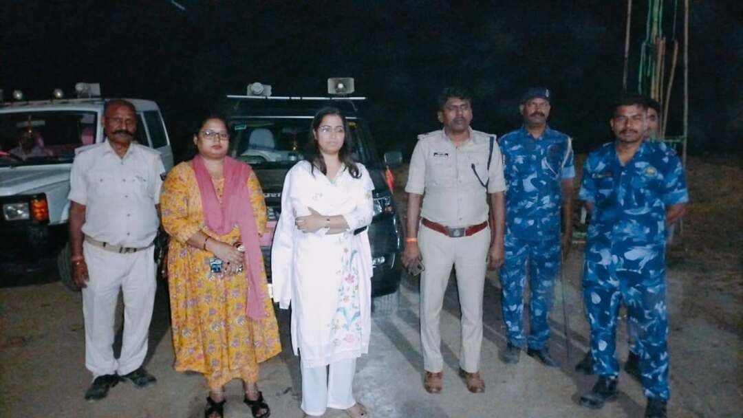🚩🙏 दुर्गा पूजा प्रतिमा विसर्जन को लेकर जिला प्रशासन, अरवल पूरी तरह अलर्ट, सभी प्रखंडों में वरीय पदाधिकारियों की निगरानी में प्रतिमा विसर्जन! 🙏🚩
✨ शांतिपूर्ण, सुरक्षित एवं सुव्यवस्थित प्रतिमा विसर्जन के लिए व्यापक सुरक्षा व्यवस्था, चप्पे-चप्पे पर प्रशासन की नजर!
📍 अरवल, बिहार | दुर्गा पूजा 2026
जिला पदाधिकारी, अरवल श्रीमती अमृषा बैंस (भा.प्र.से.) एवं पुलिस अधीक्षक, अरवल श्री किरण कुमार गोरख जाधव के निर्देशानुसार दुर्गा पूजा प्रतिमा विसर्जन को शांतिपूर्ण, सुरक्षित एवं सौहार्दपूर्ण वातावरण में संपन्न कराने हेतु जिले के सभी पाँचों प्रखंडों में विशेष प्रशासनिक एवं सुरक्षा व्यवस्था सुनिश्चित की गई है।
सभी प्रखंडों में संबंधित वरीय पदाधिकारियों की देखरेख एवं पर्यवेक्षण में प्रतिमा विसर्जन जुलूस का संचालन किया जा रहा है। जिला प्रशासन एवं पुलिस प्रशासन पूरी मुस्तैदी के साथ विधि-व्यवस्था संधारण में जुटा हुआ है।
🛡️ सुरक्षा एवं विधि-व्यवस्था के पुख्ता इंतजाम
✅ जिले के सभी प्रमुख विसर्जन मार्गों एवं विसर्जन घाटों पर दंडाधिकारियों एवं पुलिस पदाधिकारियों की प्रतिनियुक्ति।
✅ संवेदनशील एवं भीड़भाड़ वाले स्थानों पर विशेष निगरानी एवं सुरक्षा व्यवस्था।
✅ निर्धारित विसर्जन मार्गों पर यातायात प्रबंधन एवं श्रद्धालुओं के सुगम आवागमन पर विशेष ध्यान।
✅ विसर्जन स्थलों पर पर्याप्त प्रकाश व्यवस्था, बैरिकेडिंग एवं अन्य आवश्यक सुरक्षा उपाय।
✅ किसी भी आकस्मिक स्थिति से निपटने के लिए जिला नियंत्रण कक्ष 24×7 सक्रिय।
👮 वरीय पदाधिकारियों द्वारा लगातार निगरानी
जिला पदाधिकारी के निर्देशानुसार सभी संबंधित वरीय पदाधिकारी अपने-अपने क्षेत्रों में प्रतिमा विसर्जन जुलूस एवं विसर्जन स्थलों की गतिविधियों पर सतत निगरानी रख रहे हैं।
प्रशासनिक एवं पुलिस पदाधिकारियों के बीच बेहतर समन्वय स्थापित कर श्रद्धालुओं की सुरक्षा, भीड़ प्रबंधन एवं विधि-व्यवस्था बनाए रखने के लिए आवश्यक कार्रवाई सुनिश्चित की जा रही है।
📞 जिला नियंत्रण कक्ष, अरवल (24×7)
☎️ 06337-229494
☎️ 06337-228191
☎️ 06337-228008
☎️ 06337-228984
📱 व्हाट्सऐप: 8235230817
🙏 जिला प्रशासन, अरवल की अपील
सभी श्रद्धालुओं, पूजा समितियों एवं आम नागरिकों से अपील है कि प्रतिमा विसर्जन के दौरान शांति, संयम, अनुशासन एवं आपसी भाईचारा बनाए रखें। निर्धारित मार्गों एवं प्रशासनिक दिशा-निर्देशों का पालन करें तथा किसी भी प्रकार की अफवाहों पर ध्यान न दें।
🌺 आप मनाएँ त्योहार सुरक्षित माहौल में, इसके लिए प्रतिबद्ध हैं हम!
🤝 आपकी सुरक्षा, हमारी प्राथमिकता।
जिला प्रशासन, अरवल — सुरक्षित विसर्जन, शांतिपूर्ण अरवल!
#DistrictAdministrationArwal #Arwal #DurgaPuja2026 #DurgaVisarjan #ArwalPolice #BiharPolice #PublicSafety #PeaceAndHarmony #BiharGovernment #SamratChoudhary
Information & Public Relations Department, Government of Bihar
Home Department, Govt. of Bihar
Bihar Police
District Administration Arwal