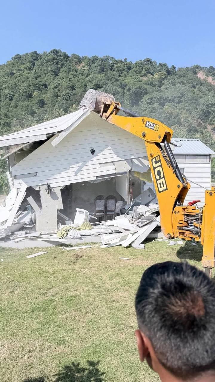 पंचकूला में अवैध निर्माणों पर पीएमडीए की बड़ी कार्रवाई, 12 फार्म हाउस समेत 19 अवैध निर्माण हटाए
28 अक्टूबर को कालका-बद्दी रोड पर ग्रीन बेल्ट और सड़क किनारे अवैध निर्माणों के खिलाफ होगी अगली कार्रवाई
पंचकूला, 21 अक्टूबर उपायुक्त सतपाल शर्मा के मार्गदर्शन में पंचकूला महानगर विकास प्राधिकरण (पीएमडीए) ने पंचकूला के नियंत्रित परिधीय क्षेत्रों में अवैध अतिक्रमण एवं अनधिकृत निर्माणों के खिलाफ बड़ी कार्रवाई की। यह अभियान जिला नगर योजनाकार, पीएमडीए, श्री विक्रम कुमार के नेतृत्व में चलाया गया।
12 अवैध फार्म हाउस, एक शराब ठेका शेड और छह दुकानें हटाईं
अभियान के दौरान नियंत्रित परिधीय क्षेत्र के अंतर्गत गांव भोज मटौर, केदारपुर, मालपुर और जोधपुर में कुल 12 अवैध फार्म हाउस हटाए गए। इसके अतिरिक्त, गांव बांसघाटी में एक शराब ठेका शेड तथा गांव चिकन में छह दुकानों को हटाया गया।
यह कार्रवाई ड्यूटी मजिस्ट्रेट गुरमीत सिंह, कार्यकारी अभियंता मोहित शर्मा, पीएमडीए के एफआई तथा भारी पुलिस बल की उपस्थिति में संपन्न हुई।
28 अक्टूबर को कालका-बद्दी रोड पर होगी अगली कार्रवाई
विभाग ने जानकारी दी कि अगली तोड़फोड़ की कार्रवाई 28 अक्टूबर 2026 को कालका से बद्दी रोड तक ग्रीन बेल्ट और निर्धारित सड़क के साथ किए गए अनधिकृत निर्माणों को हटाने के लिए की जाएगी।
इस संबंध में सड़क किनारे अवैध निर्माण करने वाले व्यक्तियों के साथ-साथ कबाड़ी की दुकानों, स्क्रैप की दुकानों और स्क्रैप यार्ड संचालकों को भी आवश्यक नोटिस जारी किए जा चुके हैं।
अवैध अतिक्रमण के खिलाफ सख्त कार्रवाई की चेतावनी
विभाग ने स्पष्ट किया कि नियंत्रित परिधीय क्षेत्रों, ग्रीन बेल्ट और निर्धारित सड़कों के साथ किसी भी प्रकार का अनधिकृत निर्माण या अतिक्रमण बर्दाश्त नहीं किया जाएगा। नियमों का उल्लंघन करने वालों के विरुद्ध नियमानुसार सख्त कानूनी कार्रवाई की जाएगी।
पीएमडीए ने संबंधित क्षेत्रों में अवैध निर्माण करने वालों को चेतावनी दी है कि वे नियमों का पालन सुनिश्चित करें, अन्यथा उनके विरुद्ध नियमानुसार कार्रवाई की जाएगी।
पंचकूला की हर बड़ी खबर के लिए Follow करें।
#panchkulanews #panchkula #panchkulasocialmedia