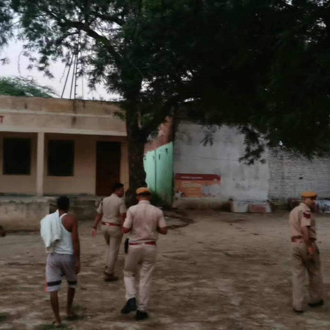 पंचायत चुनावों को लेकर धौलपुर पुलिस अलर्ट, क्रिटिकल मतदान केन्द्रों का किया निरीक्षण
पुलिस अधीक्षक विकास सांगवान के निर्देशन में अतिरिक्त पुलिस अधीक्षक वैभव शर्मा ने राजाखेड़ा पंचायत समिति के संवेदनशील मतदान केन्द्रों का लिया जायजा, ग्रामीणों से किया जनसम्पर्कआगामी पंचायत राज चुनावों को शांतिपूर्ण, निष्पक्ष एवं भयमुक्त वातावरण में सम्पन्न कराने के लिए धौलपुर पुलिस पूरी तरह मुस्तैद है। पुलिस अधीक्षक विकास सांगवान के निर्देशन तथा अतिरिक्त पुलिस अधीक्षक वैभव शर्मा एवं अतिरिक्त पुलिस अधीक्षक एडीएफ बाड़ी श्रवण कुमार झोरड़ के सुपरविजन में जिलेभर में कानून-व्यवस्था बनाए रखने एवं निर्वाचन प्रक्रिया के दौरान सुरक्षा व्यवस्था सुदृढ़ करने के लिए लगातार प्रभावी कदम उठाए जा रहे हैं। इसी क्रम में आज अतिरिक्त पुलिस अधीक्षक वैभव शर्मा ने राजाखेड़ा पंचायत समिति क्षेत्र के क्रिटिकल मतदान केन्द्रों का निरीक्षण किया। उन्होंने देवखेड़ा, बसई घीयाराम, मिठावली, खुड़िला सहित विभिन्न मतदान केन्द्रों का जायजा लेकर सुरक्षा व्यवस्थाओं का अवलोकन किया। इस दौरान उन्होंने मतदान केन्द्रों की स्थिति का निरीक्षण करते हुए आवश्यक व्यवस्थाओं की जानकारी ली तथा ग्रामीणों से जनसम्पर्क कर संवाद किया। इसके साथ ही धौलपुर पुलिस द्वारा पंचायत चुनावों के मद्देनजर जिलेभर में लगातार पैदल गश्त, नाकाबंदी एवं संदिग्ध गतिविधियों पर निगरानी रखी जा रही है। इसके साथ ही पुलिस अधिकारी एवं पुलिस टीमें विभिन्न मतदान केन्द्रों का निरीक्षण कर सुरक्षा व्यवस्थाओं का आकलन कर रहे हैं, ताकि चुनाव के दौरान किसी भी प्रकार की अवांछित गतिविधि को रोका जा सके। अतिरिक्त पुलिस अधीक्षक वैभव शर्मा ने इस दौरान जनसंवाद में आमजन निर्भीक होकर लोकतांत्रिक प्रक्रिया में भाग लें तथा चुनाव के दौरान शांति एवं कानून-व्यवस्था बनाए रखने में पुलिस-प्रशासन का सहयोग करें। किसी भी प्रकार की अफवाह पर ध्यान न दें और संदिग्ध गतिविधि की सूचना तत्काल पुलिस को दें।
#DholpurNews #highlightseveryone #highlights #follower #followerseveryone