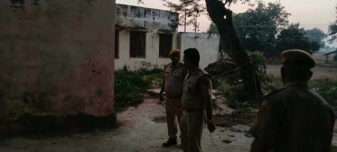 पंचायत चुनावों को लेकर धौलपुर पुलिस अलर्ट, क्रिटिकल मतदान केन्द्रों का किया निरीक्षण
पुलिस अधीक्षक विकास सांगवान के निर्देशन में अतिरिक्त पुलिस अधीक्षक वैभव शर्मा ने राजाखेड़ा पंचायत समिति के संवेदनशील मतदान केन्द्रों का लिया जायजा, ग्रामीणों से किया जनसम्पर्कआगामी पंचायत राज चुनावों को शांतिपूर्ण, निष्पक्ष एवं भयमुक्त वातावरण में सम्पन्न कराने के लिए धौलपुर पुलिस पूरी तरह मुस्तैद है। पुलिस अधीक्षक विकास सांगवान के निर्देशन तथा अतिरिक्त पुलिस अधीक्षक वैभव शर्मा एवं अतिरिक्त पुलिस अधीक्षक एडीएफ बाड़ी श्रवण कुमार झोरड़ के सुपरविजन में जिलेभर में कानून-व्यवस्था बनाए रखने एवं निर्वाचन प्रक्रिया के दौरान सुरक्षा व्यवस्था सुदृढ़ करने के लिए लगातार प्रभावी कदम उठाए जा रहे हैं। इसी क्रम में आज अतिरिक्त पुलिस अधीक्षक वैभव शर्मा ने राजाखेड़ा पंचायत समिति क्षेत्र के क्रिटिकल मतदान केन्द्रों का निरीक्षण किया। उन्होंने देवखेड़ा, बसई घीयाराम, मिठावली, खुड़िला सहित विभिन्न मतदान केन्द्रों का जायजा लेकर सुरक्षा व्यवस्थाओं का अवलोकन किया। इस दौरान उन्होंने मतदान केन्द्रों की स्थिति का निरीक्षण करते हुए आवश्यक व्यवस्थाओं की जानकारी ली तथा ग्रामीणों से जनसम्पर्क कर संवाद किया। इसके साथ ही धौलपुर पुलिस द्वारा पंचायत चुनावों के मद्देनजर जिलेभर में लगातार पैदल गश्त, नाकाबंदी एवं संदिग्ध गतिविधियों पर निगरानी रखी जा रही है। इसके साथ ही पुलिस अधिकारी एवं पुलिस टीमें विभिन्न मतदान केन्द्रों का निरीक्षण कर सुरक्षा व्यवस्थाओं का आकलन कर रहे हैं, ताकि चुनाव के दौरान किसी भी प्रकार की अवांछित गतिविधि को रोका जा सके। अतिरिक्त पुलिस अधीक्षक वैभव शर्मा ने इस दौरान जनसंवाद में आमजन निर्भीक होकर लोकतांत्रिक प्रक्रिया में भाग लें तथा चुनाव के दौरान शांति एवं कानून-व्यवस्था बनाए रखने में पुलिस-प्रशासन का सहयोग करें। किसी भी प्रकार की अफवाह पर ध्यान न दें और संदिग्ध गतिविधि की सूचना तत्काल पुलिस को दें।
#DholpurNews #highlightseveryone #highlights #follower #followerseveryone
