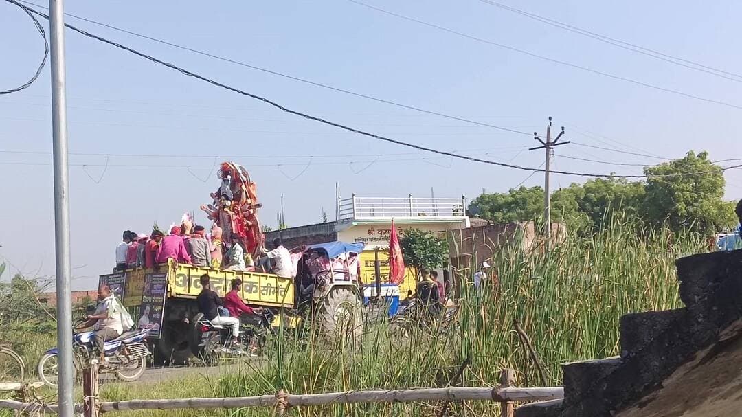 ज्ञानपुर: दशहरा पर्व पर मां दुर्गा की मूर्ति विसर्जन जारी, सुरक्षा के बीच श्रद्धालु हुए शामिल