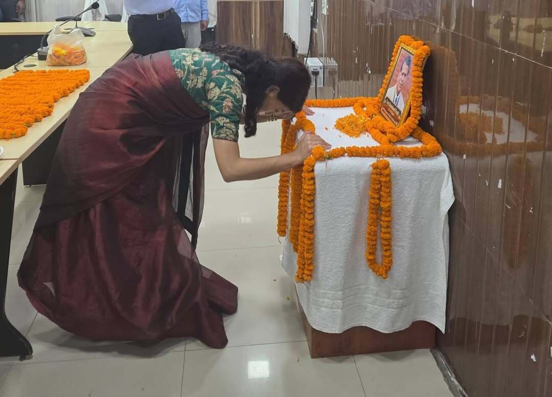 जहानाबाद के प्रथम डीएम हेमचन्द्र सिरोही को दी गई भावभीनी श्रद्धांजलि
जहानाबाद : जिले के प्रथम जिला पदाधिकारी स्वर्गीय हेमचन्द्र सिरोही के निधन पर बुधवार को समाहरणालय में शोक सभा आयोजित कर उन्हें भावभीनी श्रद्धांजलि दी गई। जिला पदाधिकारी छिरिङ वाई भूटिया सहित अधिकारियों और कर्मचारियों ने उनके चित्र पर माल्यार्पण एवं पुष्पांजलि अर्पित की। इसके बाद दो मिनट का मौन रखकर दिवंगत आत्मा की शांति के लिए प्रार्थना की गई।
स्वर्गीय हेमचन्द्र सिरोही भारतीय प्रशासनिक सेवा के 1979 बैच के वरिष्ठ अधिकारी थे। उन्होंने एक अगस्त 1986 से छह नवंबर 1988 तक जहानाबाद के प्रथम जिला पदाधिकारी के रूप में अपनी सेवाएं दी थीं। जिले के गठन के शुरुआती दौर में प्रशासनिक व्यवस्था की नींव रखने और उसे सुदृढ़ बनाने में उनकी महत्वपूर्ण भूमिका रही।
जिला प्रशासन ने उनके योगदान को याद करते हुए कहा कि जहानाबाद की प्रशासनिक व्यवस्था को आकार देने और संस्थागत ढांचे को मजबूत बनाने में स्वर्गीय सिरोही का योगदान सदैव स्मरणीय रहेगा। उनका दूरदर्शी नेतृत्व और जनसेवा के प्रति समर्पण जिले के इतिहास में हमेशा आदर के साथ याद किया जाएगा।
शोक सभा में उप विकास आयुक्त आदित्य कुमार पीयूष, अपर समाहर्ता विनय कुमार सिंह, अपर समाहर्ता तेज नारायण राय सहित विभिन्न विभागों के पदाधिकारी एवं कर्मचारी उपस्थित रहे।
आज सभा कक्ष में दे सकेंगे श्रद्धांजलि
जिला प्रशासन की ओर से 22 अक्टूबर को पूर्वाह्न 10 बजे से दोपहर 12 बजे तक समाहरणालय स्थित सभा कक्ष में श्रद्धांजलि देने की व्यवस्था की गई है। इस दौरान ड्यूटी के कारण बुधवार को उपस्थित नहीं हो सके अधिकारी-कर्मचारी और इच्छुक जिलावासी दिवंगत अधिकारी के चित्र पर पुष्पांजलि अर्पित कर सकेंगे। साथ ही, शोक संदेश भी दे सकेंगे, जिन्हें जिला प्रशासन की ओर से उनके परिजनों तक पहुंचाया जाएगा।
जिला पदाधिकारी सहित समस्त जिला प्रशासन ने शोकसंतप्त परिवार के प्रति गहरी संवेदना व्यक्त की।