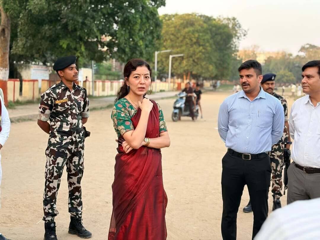 कला एवं संस्कृति विभाग, बिहार की ओर से प्राप्त पत्र के अनुसार, राज्य स्तरीय युवा उत्सव में बिहार के विभिन्न जिलों में आयोजित जिला स्तरीय युवा उत्सव में प्रथम और द्वितीय स्थान प्राप्त करने वाले कलाकार भाग लेंगे। ऐसे में आयोजन को सफल बनाने के लिए जिला प्रशासन ने तैयारियां शुरू कर दी हैं।
जिला पदाधिकारी ने संबंधित विभागों को कलाकारों के ठहरने, भोजन और अन्य सुविधाओं की विस्तृत कार्ययोजना तैयार करने का निर्देश दिया। उन्होंने कहा कि सभी तैयारियां निर्धारित समय सीमा के भीतर पूरी की जाएं, ताकि प्रतिभागियों को किसी प्रकार की परेशानी नहीं हो।
डीएम ने युवा उत्सव के व्यापक प्रचार-प्रसार पर भी जोर दिया। उन्होंने प्रिंट, इलेक्ट्रॉनिक और सामाजिक माध्यमों से आयोजन की जानकारी अधिक से अधिक लोगों तक पहुंचाने तथा युवाओं, कलाकारों और आमजनों की भागीदारी सुनिश्चित करने का निर्देश दिया।
निरीक्षण के दौरान अपर समाहर्ता (विभागीय जांच), भवन, सिंचाई एवं विद्युत प्रमंडल के कार्यपालक अभियंता, जिला नजारत उप समाहर्ता, जिला परियोजना पदाधिकारी नमामि गंगे, जिला सूचना एवं जनसंपर्क पदाधिकारी सहित अन्य संबंधित पदाधिकारी और कर्मी उपस्थित थे।