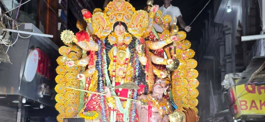 दुर्गा प्रतिमा विसर्जन को लेकर मुस्तैद है जहानाबाद पुलिस
जहानाबाद : दुर्गा पूजा के अवसर पर प्रतिमा विसर्जन को शांतिपूर्ण और सुरक्षित ढंग से संपन्न कराने के लिए जहानाबाद पुलिस पूरी तरह मुस्तैद है। जिले के सभी थाना क्षेत्रों में विसर्जन मार्गों और घाटों पर पुलिस बल की तैनाती की गई है। पुलिसकर्मी लगातार निगरानी कर रहे हैं, ताकि विसर्जन के दौरान शांति एवं कानून-व्यवस्था बनी रहे।
जहानाबाद पुलिस ने श्रद्धालुओं से प्रशासन द्वारा जारी दिशा-निर्देशों का पालन करने की अपील की है। साथ ही प्रतिमा विसर्जन के लिए निर्धारित एवं अनुमति प्राप्त मार्गों का ही उपयोग करने और शांतिपूर्ण आयोजन में पुलिस-प्रशासन का सहयोग करने की अपील की गई है। पुलिस ने कहा कि त्योहार को सुरक्षित माहौल में संपन्न कराना प्राथमिकता है।