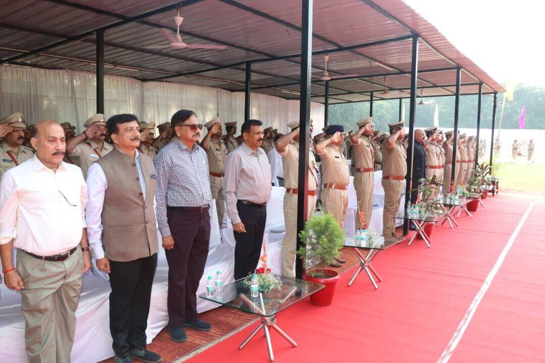 *पुलिस स्मृति दिवस पर शहीद पुलिस जवानों को दी गई श्रद्धांजलि*
---
*इंदौर में शोक परेड आयोजित, कर्तव्यपथ पर प्राण न्यौछावर करने वाले वीर जवानों को किया नमन*
इंदौर, 21 अक्टूबर 2026
कर्तव्यपथ पर अपने प्राणों की आहुति देने वाले वीर पुलिस जवानों की स्मृति में बुधवार को 15वीं वाहिनी विशेष सशस्त्र बल, महेश गार्ड लाइन, इंदौर में पुलिस स्मृति दिवस के अवसर पर श्रद्धांजलि कार्यक्रम एवं शोक परेड आयोजित की गई। कार्यक्रम के मुख्य अतिथि पुलिस आयुक्त नगरीय इंदौर श्री संतोष कुमार सिंह सहित उपस्थित वरिष्ठ अधिकारियों एवं पुलिसकर्मियों ने शहीदों को श्रद्धासुमन अर्पित कर उन्हें नमन किया।
इस अवसर पर पुलिस महानिरीक्षक श्री अनुराग, उप पुलिस महानिरीक्षक श्री अमित सिंह, अतिरिक्त पुलिस आयुक्त नगरीय इंदौर, पुलिस उप महानिरीक्षक ग्रामीण इंदौर सहित अन्य वरिष्ठ अधिकारियों एवं सेवानिवृत्त पुलिस अधिकारियों ने भी शहीदों को श्रद्धांजलि अर्पित की।
पुलिस स्मृति दिवस का इतिहास 21 अक्टूबर 1959 की उस घटना से जुड़ा है, जब लद्दाख के हॉट स्प्रिंग क्षेत्र में भारतीय सीमा की सुरक्षा में तैनात पुलिसकर्मियों पर चीनी सैनिकों ने हमला किया था। समुद्र तल से लगभग 4,681 मीटर की ऊंचाई पर स्थित इस क्षेत्र में भारतीय तिब्बत सीमा पुलिस के उप पुलिस अधीक्षक करम सिंह और केंद्रीय रिजर्व पुलिस बल के उनके सहयोगी गश्त पर थे। इस हमले में 11 वीर जवान शहीद हुए, जबकि अन्य जवानों को बंदी बना लिया गया। इस घटना के बाद से प्रतिवर्ष 21 अक्टूबर को देशभर में पुलिस स्मृति दिवस मनाया जाता है और कर्तव्य निर्वहन के दौरान शहीद हुए पुलिसकर्मियों को श्रद्धांजलि दी जाती है।
कार्यक्रम के दौरान बताया गया कि 1 सितंबर 2025 से 31 अगस्त 2026 तक की अवधि में देशभर में कुल 154 पुलिस अधिकारी एवं कर्मचारी कर्तव्य निर्वहन के दौरान शहीद हुए, जिनमें मध्यप्रदेश के 9 अधिकारी एवं कर्मचारी शामिल हैं। शहीद जवानों के नामों का वाचन श्री अभिषेक आनंद, सेनानी, 15वीं/प्रथम वाहिनी विशेष सशस्त्र बल, इंदौर द्वारा किया गया।
इस अवसर पर प्रथम वाहिनी, 15वीं वाहिनी, जिला बल, आरएपीटीसी एवं होमगार्ड इंदौर के प्लाटून सहित उपस्थित अधिकारियों एवं कर्मचारियों ने शहीदों को सलामी दी। पुलिस स्मृति दिवस परेड की कमान श्री राजेश गोखले, सहायक सेनानी, 15वीं वाहिनी विशेष सशस्त्र बल, इंदौर तथा श्री सतेन्द्र शर्मा, निरीक्षक (विसबल), 15वीं वाहिनी विशेष सशस्त्र बल, इंदौर ने संभाली।
कार्यक्रम में शहीद पुलिसकर्मियों के सर्वोच्च बलिदान का स्मरण करते हुए राष्ट्र एवं समाज की सुरक्षा के लिए उनके समर्पण, साहस और कर्तव्यनिष्ठा को नमन किया गया।
#JansamparkMP #indore #इंदौर #PoliceCommemorationDay #पुलिसस्मृतिदिवस
Indore Police
Jansampark Madhya Pradesh