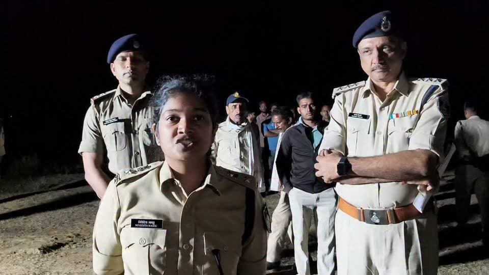 देवेंद्रनगर थाना क्षेत्र के बडा गांव बांध में दुर्गा विसर्जन की घटना का जायजा लिया पन्ना पुलिस अधीक्षक निवेदिता नायडू