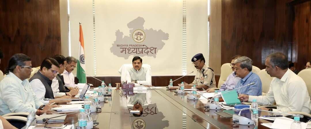 कार्बाइड गन पर सख्ती, मिलावटी मिठाइयों पर भी नजर; सीएम की दो-टूक—हादसा हुआ तो कलेक्टर-एसपी जिम्मेदार
दीपावली से पहले मध्यप्रदेश सरकार अलर्ट, पटाखों की अवैध बिक्री और विस्फोटक सामग्री के भंडारण पर कार्रवाई के निर्देश
देवास से कलेक्टर-एसपी ने भी वीसी में लिया हिस्सा, मुख्यमंत्री ने त्योहारों में सुरक्षा और कानून-व्यवस्था की तैयारियों की समीक्षा की
देवास। दीपावली सहित आगामी त्योहारों और धार्मिक मेलों के दौरान सुरक्षा व्यवस्था में लापरवाही अब भारी पड़ सकती है। मुख्यमंत्री डॉ. मोहन यादव ने स्पष्ट निर्देश दिए हैं कि कार्बाइड गन और कार्बाइड लैम्प के खतरनाक इस्तेमाल पर सख्ती से रोक लगाई जाए। पटाखों की अवैध बिक्री और विस्फोटक सामग्री के गैरकानूनी भंडारण पर कार्रवाई हो तथा किसी जिले में अप्रिय घटना होने पर कलेक्टर और पुलिस अधीक्षक की जिम्मेदारी तय की जाएगी।
मुख्यमंत्री बुधवार को मंत्रालय से वीडियो कॉन्फ्रेंसिंग के जरिए प्रदेश के कलेक्टरों, संभागायुक्तों, पुलिस अधीक्षकों और आईजी के साथ समीक्षा बैठक कर रहे थे। बैठक में दीपावली के दौरान कानून-व्यवस्था, अग्नि सुरक्षा, भीड़ प्रबंधन और खाद्य पदार्थों में मिलावट रोकने की तैयारियों की समीक्षा की गई। देवास से पुलिस अधीक्षक पुनीत गेहलोद, नगर निगम आयुक्त दलीप कुमार सहित अन्य अधिकारी एनआईसी कक्ष से बैठक में शामिल हुए।
कार्बाइड गन से हादसों का खतरा, इस्तेमाल रोकने के निर्देश
मुख्यमंत्री ने कार्बाइड गन और कार्बाइड लैम्प के इस्तेमाल को गंभीर खतरा बताते हुए इन पर सख्ती से अंकुश लगाने के निर्देश दिए। कार्बाइड गन में कैल्शियम कार्बाइड और पानी की प्रतिक्रिया से एसीटिलीन गैस बनती है। यह गैस अत्यधिक ज्वलनशील होती है और विस्फोट से आंखों, चेहरे तथा त्वचा को गंभीर चोट पहुंच सकती है। आग लगने और झुलसने का खतरा भी रहता है।
प्रशासन को निर्देश दिए गए हैं कि ऐसे उपकरणों के इस्तेमाल पर निगरानी रखी जाए और संभावित दुर्घटनाओं को रोकने के लिए समय रहते कार्रवाई की जाए।
पटाखों की दुकानों का होगा निरीक्षण
दीपावली के दौरान पटाखों की दुकानों को लाइसेंस देते समय निर्धारित शर्तों का पालन सुनिश्चित करने और दुकानों का भौतिक सत्यापन करने के निर्देश दिए गए हैं। प्रतिबंधित पटाखों की खरीद-बिक्री, अवैध भंडारण और नियमों के उल्लंघन पर कार्रवाई की जाएगी।
भीड़भाड़ वाले बाजारों और संवेदनशील स्थानों पर पुलिस की गश्त बढ़ाने, संदिग्ध गतिविधियों पर नजर रखने और महिलाओं की सुरक्षा सुनिश्चित करने पर भी जोर दिया गया। संभावित आगजनी की घटनाओं से निपटने के लिए दमकल वाहन, अग्निशमन उपकरण, प्रशिक्षित कर्मचारी और एम्बुलेंस उपलब्ध रखने के साथ अस्पतालों को अलर्ट रखने के निर्देश दिए गए हैं।
मिलावटी मावा, घी और मिठाइयों पर कार्रवाई
त्योहारों में खाद्य पदार्थों की मांग बढ़ने के बीच मुख्यमंत्री ने नकली और मिलावटी मावा, घी, पनीर तथा मिठाइयों की बिक्री रोकने के लिए विशेष अभियान चलाने को कहा। खाद्य प्रतिष्ठानों का निरीक्षण करने, संदेह होने पर नमूने लेने और जरूरत पड़ने पर खाद्य पदार्थ जब्त करने के निर्देश दिए गए।
बैठक में विभागीय जानकारी के अनुसार, मिलावट के मामलों में अब तक 17 लाइसेंस निलंबित किए गए हैं और 42 प्रकरणों में एफआईआर दर्ज की गई है। मुख्यमंत्री ने यह भी स्पष्ट किया कि जांच के नाम पर व्यापारियों को अनावश्यक परेशान नहीं किया जाए। कार्रवाई खाद्य सुरक्षा नियमों के अनुसार और तथ्यों के आधार पर होनी चाहिए।
संवेदनशील क्षेत्रों में बढ़ेगी निगरानी
मुख्यमंत्री ने सभी जिलों में संवेदनशील क्षेत्रों की पहचान कर आवश्यक प्रतिबंधात्मक कदम उठाने और सामाजिक या सांप्रदायिक तनाव की स्थिति बनने से रोकने के निर्देश दिए। त्योहारों के दौरान सुरक्षा व्यवस्था की व्यक्तिगत समीक्षा करने तथा पुलिस, प्रशासन, स्वास्थ्य और अन्य विभागों के बीच बेहतर समन्वय बनाए रखने को कहा गया।
अब निगरानी और कार्रवाई की परीक्षा
मुख्यमंत्री के निर्देशों के बाद जिला प्रशासन के सामने त्योहारों के दौरान सुरक्षा व्यवस्था को प्रभावी ढंग से लागू करने की चुनौती है। कार्बाइड गन पर रोक, पटाखों के अवैध कारोबार पर कार्रवाई और मिलावटखोरी के खिलाफ अभियान कितना प्रभावी रहता है, यह जमीनी स्तर पर होने वाली कार्रवाई से स्पष्ट होगा।
