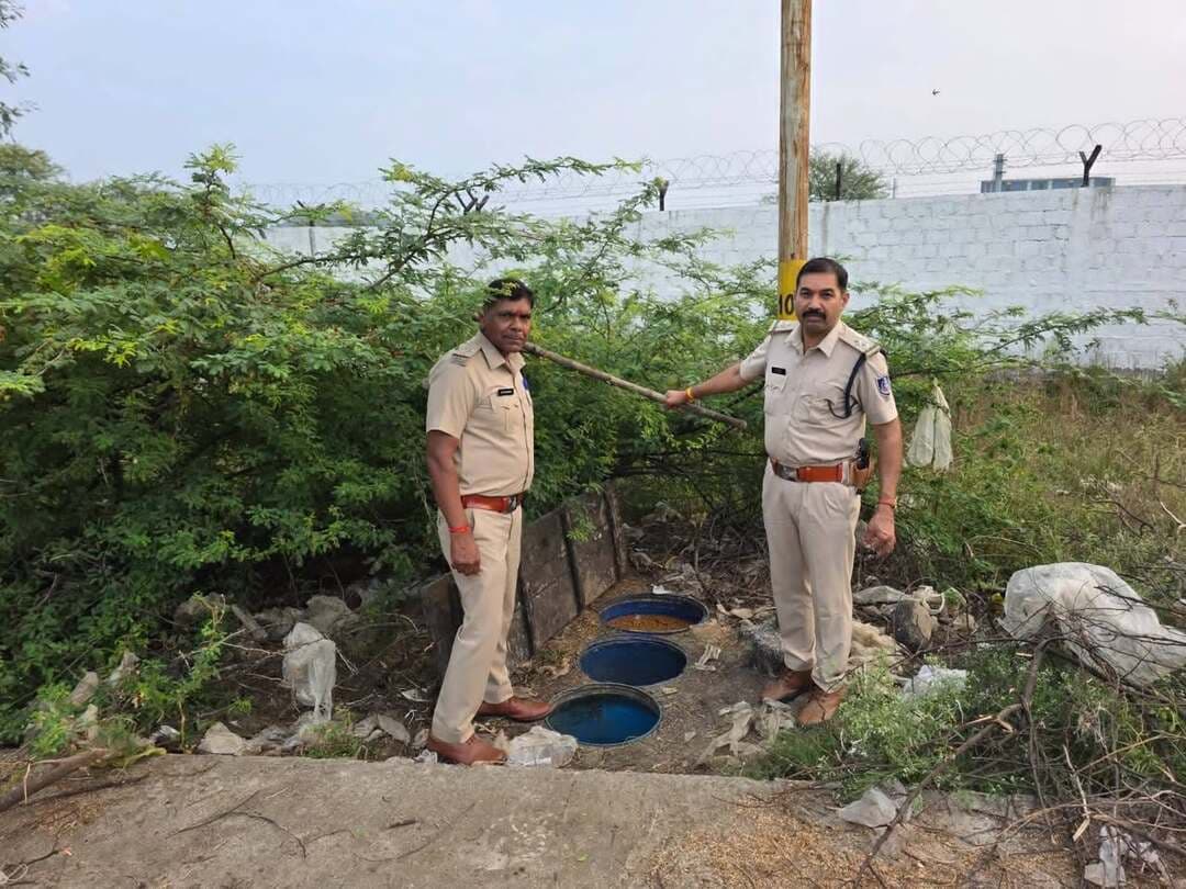 देवास में अवैध शराब के ठिकानों पर आबकारी विभाग की दबिश, 5 प्रकरण दर्ज
45 लीटर कच्ची शराब और 2,150 किलो महुआ लाहन जब्त, 2.25 लाख रुपये की सामग्री पर कार्रवाई
देवास। शहर में अवैध शराब के निर्माण और बिक्री पर अंकुश लगाने के लिए आबकारी विभाग ने कई संदिग्ध ठिकानों पर दबिश देकर कार्रवाई की। विभाग की टीम ने 5 प्रकरण दर्ज करते हुए 45 लीटर हाथ भट्टी की कच्ची शराब और 2,150 किलोग्राम महुआ लाहन जब्त किया। जब्त सामग्री की अनुमानित कीमत 2 लाख 25 हजार रुपये बताई गई है।
आबकारी विभाग के अनुसार, 20 अक्टूबर को मीरा बावड़ी, तोड़ी वार्ड, भवानी सागर, अंबेडकर नगर, प्रताप नगर, चंदाना और चाणक्यपुरी मल्टी सहित कई क्षेत्रों में गश्त और दबिश दी गई। इस दौरान अवैध मदिरा के निर्माण और संग्रहण से जुड़ी सामग्री जब्त कर आबकारी अधिनियम की धारा 34(1) के तहत पांच प्रकरण दर्ज किए गए।
कलेक्टर के निर्देश पर कार्रवाई
कलेक्टर ऋतुराज सिंह के निर्देशन और जिला आबकारी अधिकारी बसंती भूरिया के मार्गदर्शन में यह कार्रवाई की गई। टीम में सहायक जिला आबकारी अधिकारी नीलेश पवार सहित आबकारी उपनिरीक्षक, मुख्य आरक्षक, आरक्षक और नगर सैनिक शामिल रहे।
आबकारी विभाग ने अवैध शराब के निर्माण, संग्रहण, बिक्री और परिवहन के विरुद्ध आगे भी कार्रवाई जारी रखने की बात कही है।