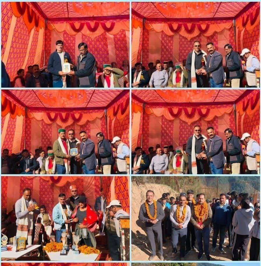 मड़ावग में जिला स्तरीय जूनियर सॉफ्टबॉल प्रतियोगिता संपन्न, महिला वर्ग में मेजबान टीम ने मारी बाजी
पुरुष वर्ग में ठियोग विजेता और चौपाल उपविजेता; जिला परिषद सदस्य अतुल शर्मा ने लोअर मड़ावग बाजार में जल संरक्षण टैंक निर्माण के लिए स्वीकृत किए 2 लाख रुपये
न्यूज टुडे हिमाचल ब्यूरो चौपाल।
सेब बहुल क्षेत्र मड़ावग में जिला स्तरीय जूनियर सॉफ्टबॉल प्रतियोगिता सफलतापूर्वक संपन्न हुई। 19 और 20 अक्टूबर को आयोजित इस प्रतियोगिता में जिला शिमला के विभिन्न क्षेत्रों से लड़कों की छह और लड़कियों की पांच टीमों ने भाग लिया। प्रतियोगिता के दौरान खिलाड़ियों ने शानदार खेल प्रदर्शन, अनुशासन और खेल भावना का परिचय दिया।
प्रतियोगिता का शुभारंभ 19 अक्टूबर को जिला परिषद सदस्य अतुल शर्मा ने किया। इस अवसर पर भाजपा मंडल चौपाल के अध्यक्ष कुलदीप मेहता, विधानसभा चौपाल के विस्तारक विनोद, हिमाचल प्रदेश सॉफ्टबॉल एसोसिएशन के उपाध्यक्ष राकेश छाजटा सहित रणवीर हौटा, संजय कलेट, मुनीश दीवान, ललित नेगी और हंसराज कलेट विशेष रूप से उपस्थित रहे।
इस दौरान जिला परिषद सदस्य अतुल शर्मा ने क्षेत्र के विकास की दिशा में महत्वपूर्ण पहल करते हुए लोअर मड़ावग बाजार में जल संरक्षण टैंक के निर्माण के लिए जिला परिषद निधि से दो लाख रुपये की राशि स्वीकृत की। इस घोषणा से क्षेत्रवासियों में खुशी का माहौल है।
20 अक्टूबर को आयोजित समापन समारोह में बालम गोगटा ने मुख्य अतिथि के रूप में शिरकत की। उनके साथ किसान मोर्चा जिला महासू के उपाध्यक्ष करम चौहान, किसान मोर्चा मंडल चौपाल के अध्यक्ष पंकज डोगरा, हिमाचल प्रदेश सॉफ्टबॉल एसोसिएशन के पूर्व सचिव राजेश कलेट, संजीव कलेट, प्रेम भंडारी, केवल राम शर्मा और मोहर सिंह उपस्थित रहे। समारोह के दौरान विजेता और उपविजेता टीमों को पुरस्कार देकर सम्मानित किया गया।
ठियोग और मड़ावग की टीमों ने दिखाया दमखम
प्रतियोगिता के पुरुष वर्ग में ठियोग की टीम ने शानदार प्रदर्शन करते हुए विजेता का खिताब अपने नाम किया, जबकि चौपाल की टीम उपविजेता रही। वहीं, महिला वर्ग में सॉफ्टबॉल अकादमी मड़ावग की टीम ने बेहतरीन खेल का प्रदर्शन कर विजेता बनने का गौरव हासिल किया। ठियोग की टीम महिला वर्ग में उपविजेता रही।
प्रतियोगिता के सफल आयोजन में राहुल शर्मा, सुनील कलेट, अभिषेक नेगी, भरत कौशल, अंकुश फागटा और नीतिका चौहान ने कोच एवं रेफरी की भूमिका निभाई और आयोजन को सफल बनाने में महत्वपूर्ण योगदान दिया।
जिला सॉफ्टबॉल एसोसिएशन के महासचिव चतर कलेट ने कहा कि प्रतियोगिता में खिलाड़ियों ने उत्कृष्ट खेल भावना, अनुशासन और प्रतिभा का प्रदर्शन किया। उन्होंने प्रतियोगिता के सफल आयोजन में सहयोग देने वाले सभी लोगों का आभार व्यक्त किया। साथ ही लोअर मड़ावग बाजार में जल संरक्षण टैंक के निर्माण के लिए दो लाख रुपये की राशि स्वीकृत करने पर जिला परिषद सदस्य अतुल शर्मा का क्षेत्रवासियों की ओर से धन्यवाद किया।
जिला स्तरीय इस प्रतियोगिता के सफल आयोजन से मड़ावग क्षेत्र में खेल गतिविधियों को बढ़ावा मिला है। साथ ही स्थानीय खिलाड़ियों को अपनी प्रतिभा दिखाने और आगे बढ़ने का अवसर भी प्राप्त हुआ।