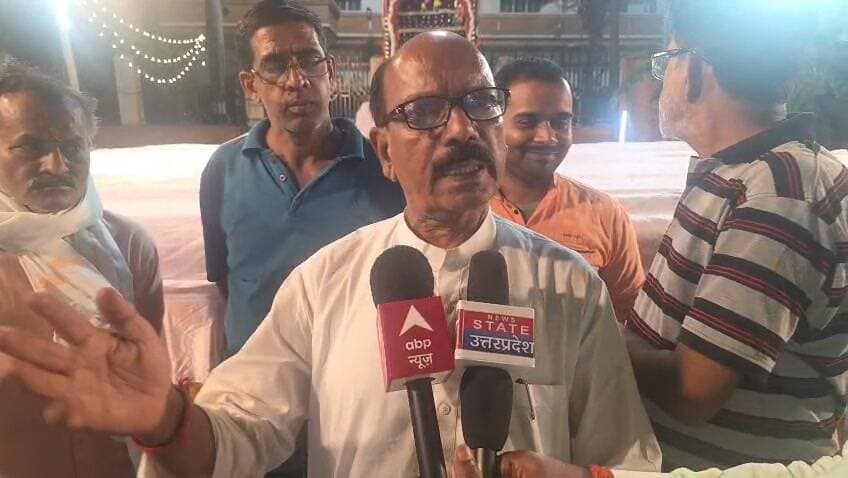 ऐतिहासिक भरत मिलाप पर याद आए पूर्व अध्यक्ष मदन बाबू, भरत लाल राही ने अर्पित किए श्रद्धासुमन
#maunews #BharatMilap #MAU
हजारों श्रद्धालुओं की भीड़ उमड़ने की उम्मीद, भारत मिलाप को लेकर तैयारियां पूरी, सुरक्षा व्यवस्था में मुस्तैद प्रशासन
मऊ, मऊ के ऐतिहासिक भारत मिलाप के अवसर पर रामलीला कमेटी के अध्यक्ष भरत लाल राही ने कमेटी के पूर्व अध्यक्ष राजा अलक्षेन्द्र विक्रम सिंह उर्फ मदन बाबू को भावभीनी श्रद्धांजलि अर्पित करते हुए उन्हें याद किया। कुछ महीने पहले हृदयाघात से हुए उनके निधन को याद करते हुए राही ने कहा कि मदन बाबू का योगदान केवल रामलीला कमेटी तक सीमित नहीं था, बल्कि वे आर्थिक रूप से कमजोर कई मेलों और दुर्गा पूजा समितियों का संचालन भी स्वयं करते थे और उनके आयोजन का खर्च भी उठाते थे। आज उनके न रहने से उनकी कमी गहराई से महसूस हो रही है।
भरत लाल राही ने मदन बाबू को श्रद्धासुमन अर्पित करते हुए मऊ के ऐतिहासिक भारत मिलाप की गौरवशाली परंपरा और धार्मिक-सांस्कृतिक महत्ता पर प्रकाश डाला। उन्होंने कहा कि भारत मिलाप मऊ की पहचान और आस्था का प्रमुख प्रतीक है, जिसे देखने के लिए हर वर्ष दूर-दराज के क्षेत्रों से बड़ी संख्या में श्रद्धालु और दर्शक पहुंचते हैं।
उन्होंने बताया कि इस बार मेले में पुलिस बल की तैनाती अपेक्षाकृत कम होने के बावजूद लोगों की भारी भीड़ देखने को मिली। वहीं, ऐतिहासिक भारत मिलाप को लेकर भी बड़ी संख्या में लोगों के पहुंचने की उम्मीद है। आयोजन की तैयारियां पूरी कर ली गई हैं और प्रशासन भी सुरक्षा एवं व्यवस्था को लेकर मुस्तैद है।
भरत लाल राही ने विश्वास जताया कि जनसहयोग और प्रशासनिक सतर्कता के बीच मऊ का ऐतिहासिक भारत मिलाप अपनी गौरवशाली परंपरा के अनुरूप भव्यता के साथ संपन्न होगा।